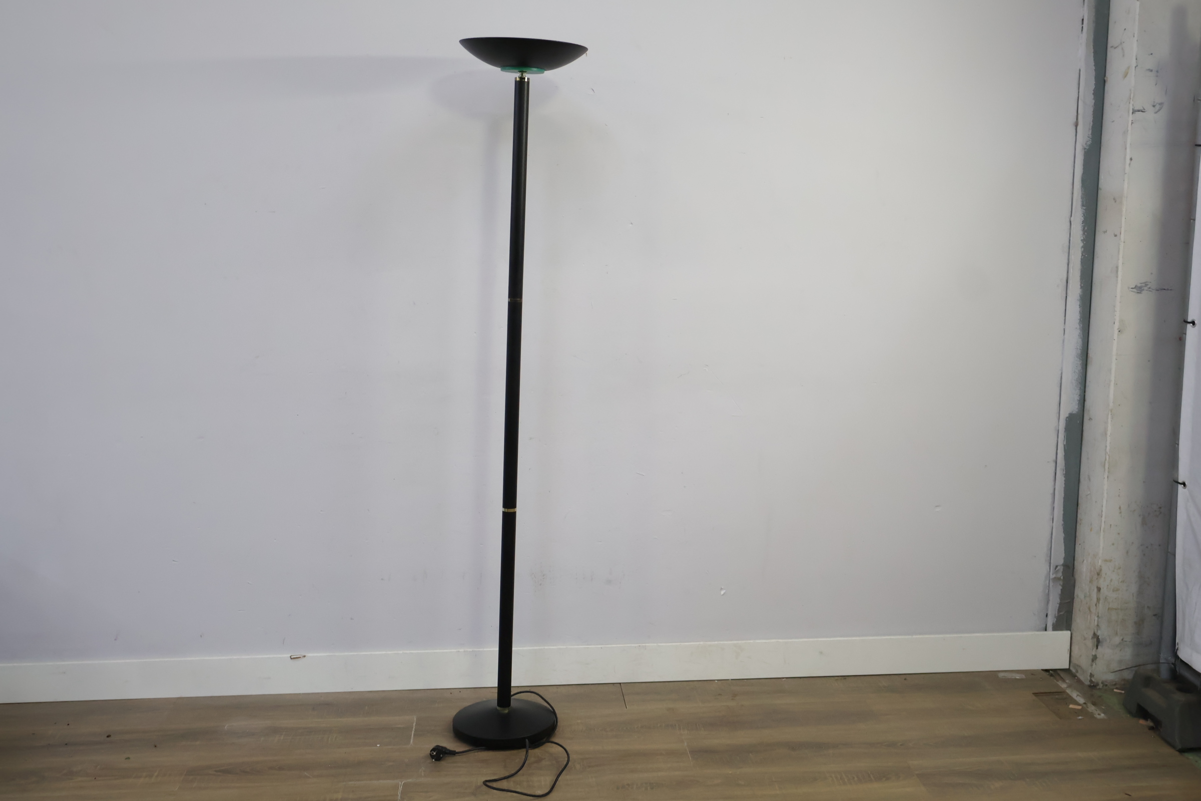 Zwarte staande vloerlamp' – foto 5 – kavel bij GSD Auctions, Zoeterwoude