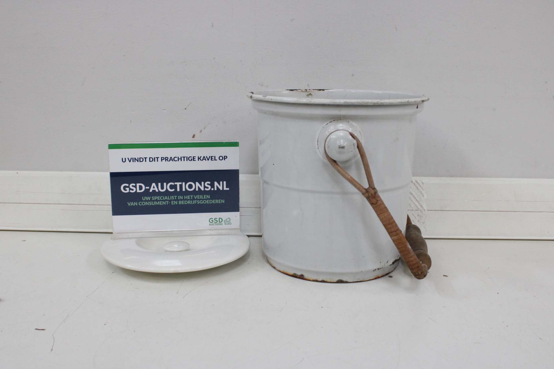 Witte geëmailleerde emmer met houten handvat en deksel' – kavel bij GSD Auctions, Zoeterwoude