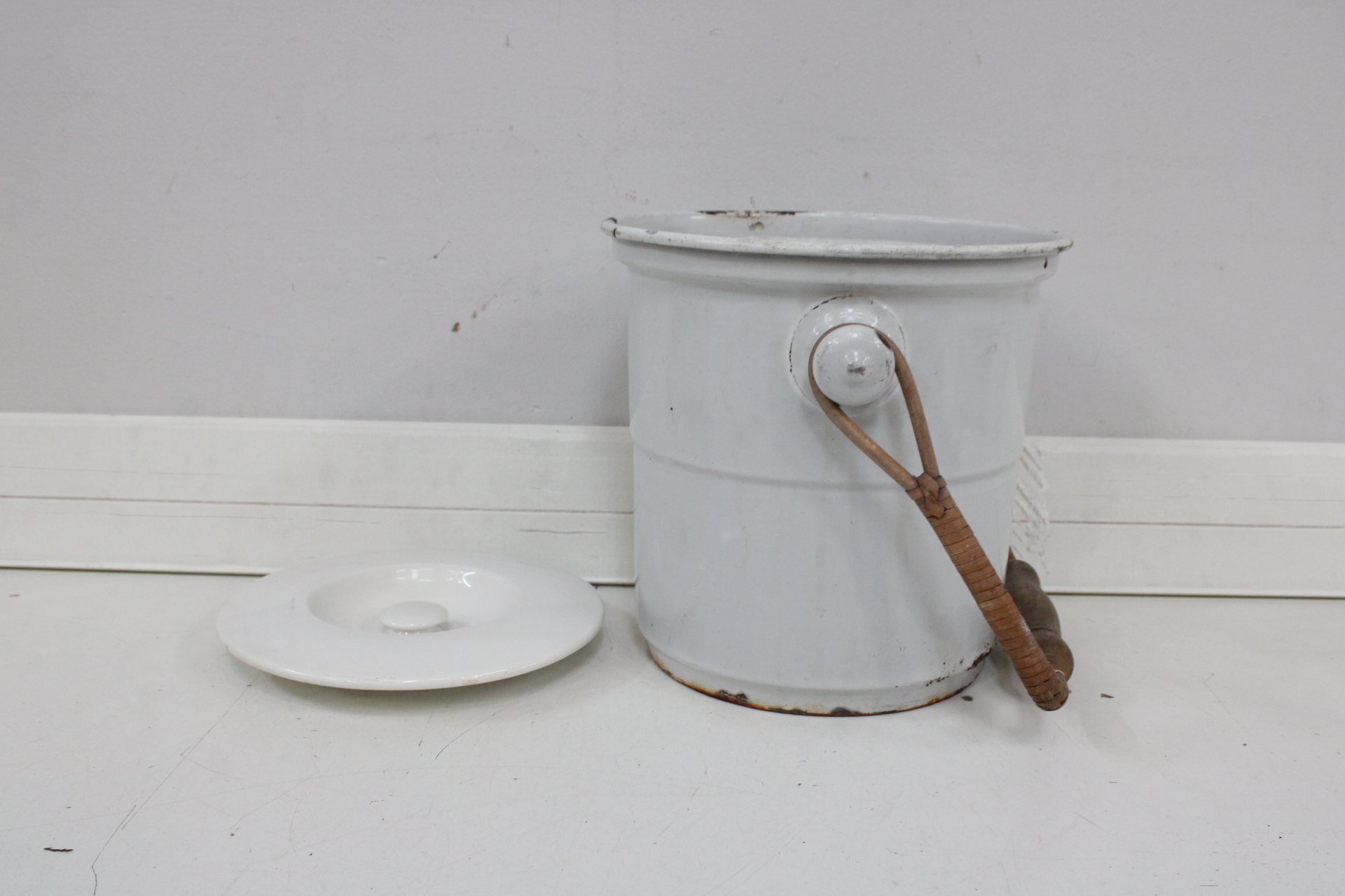Witte geëmailleerde emmer met houten handvat en deksel' – foto 2 – kavel bij GSD Auctions, Zoeterwoude