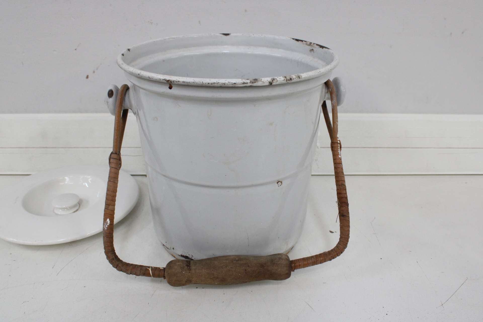 Witte geëmailleerde emmer met houten handvat en deksel' – foto 3 – kavel bij GSD Auctions, Zoeterwoude