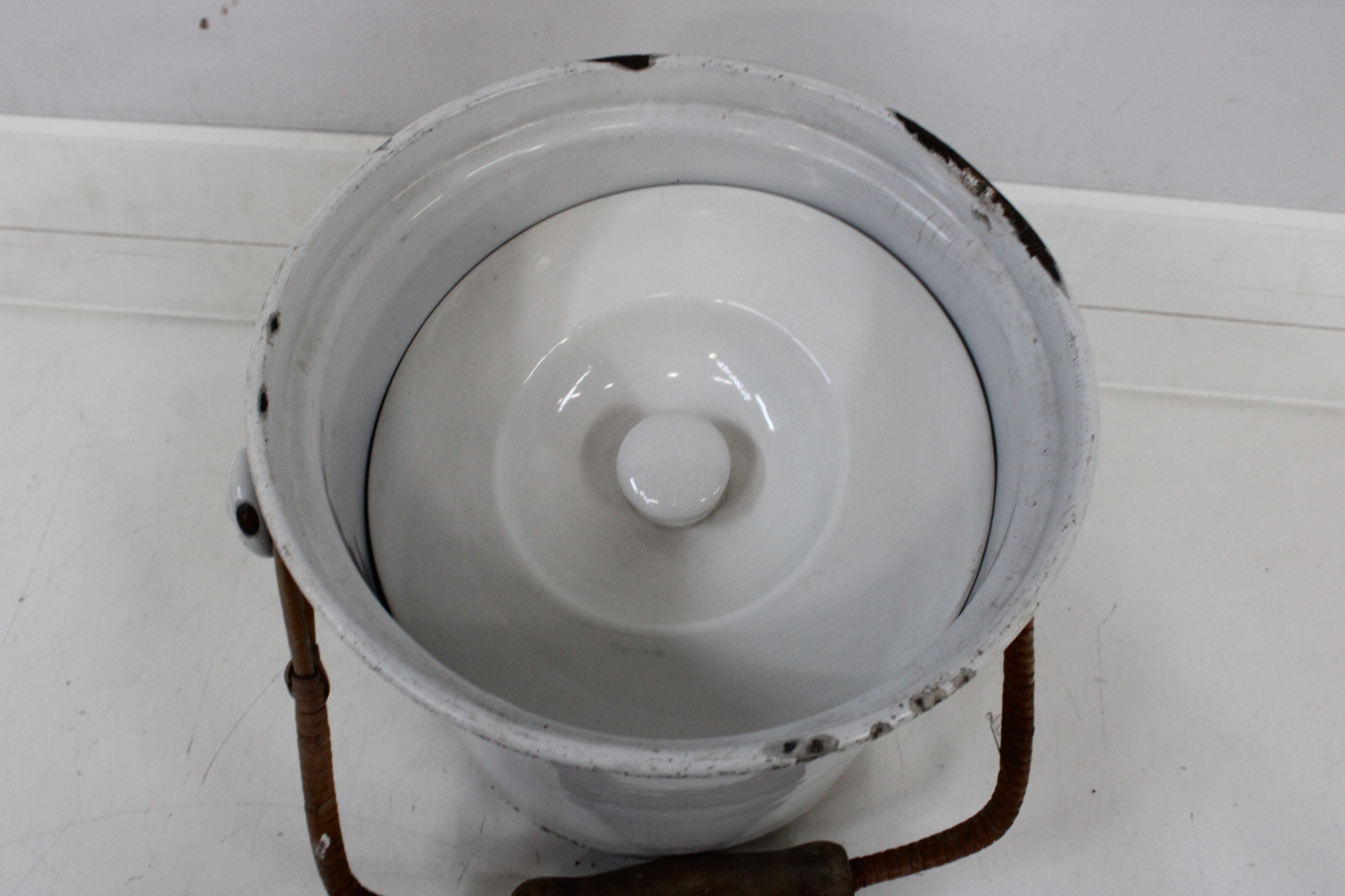 Witte geëmailleerde emmer met houten handvat en deksel' – foto 6 – kavel bij GSD Auctions, Zoeterwoude