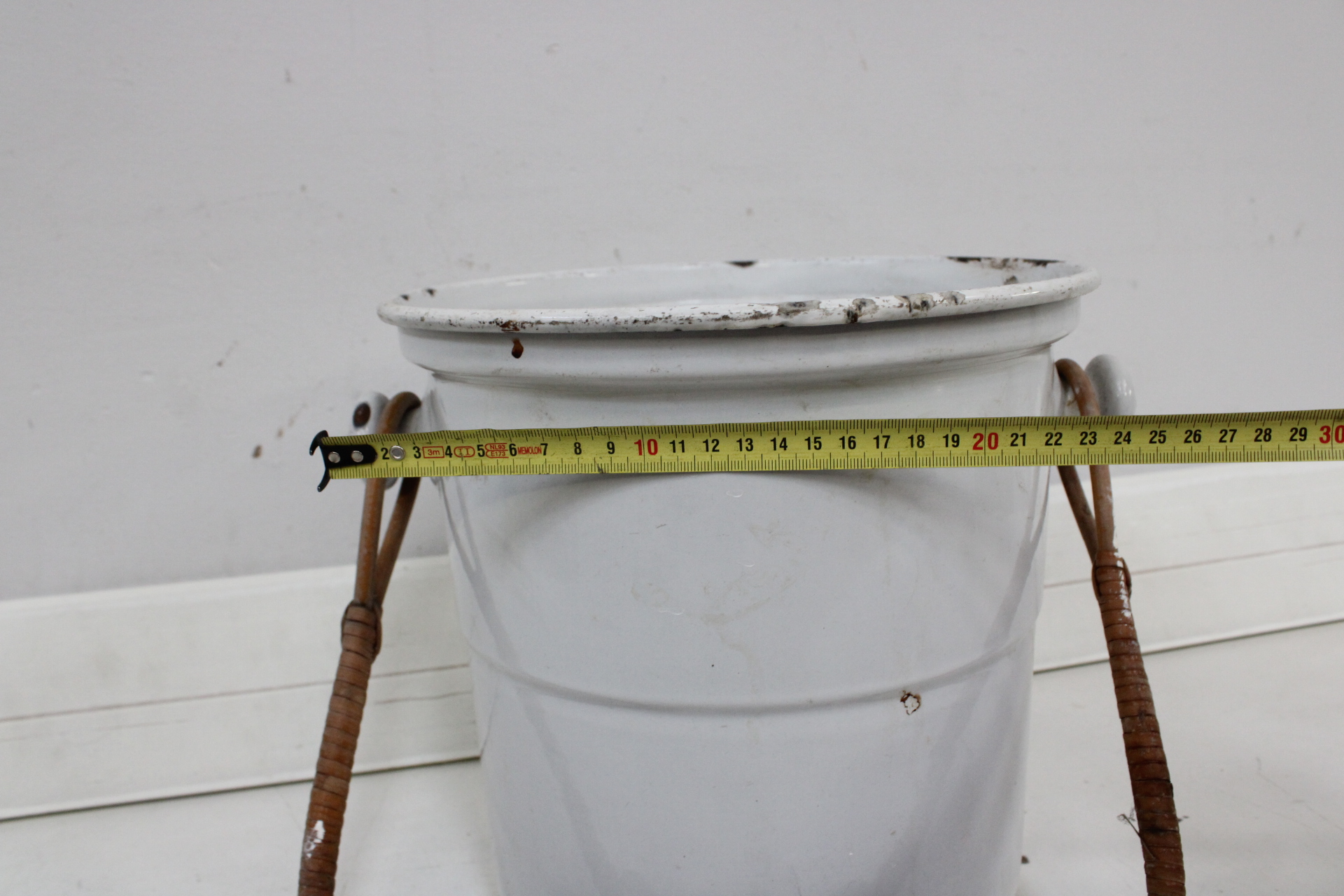 Witte geëmailleerde emmer met houten handvat en deksel' – foto 7 – kavel bij GSD Auctions, Zoeterwoude