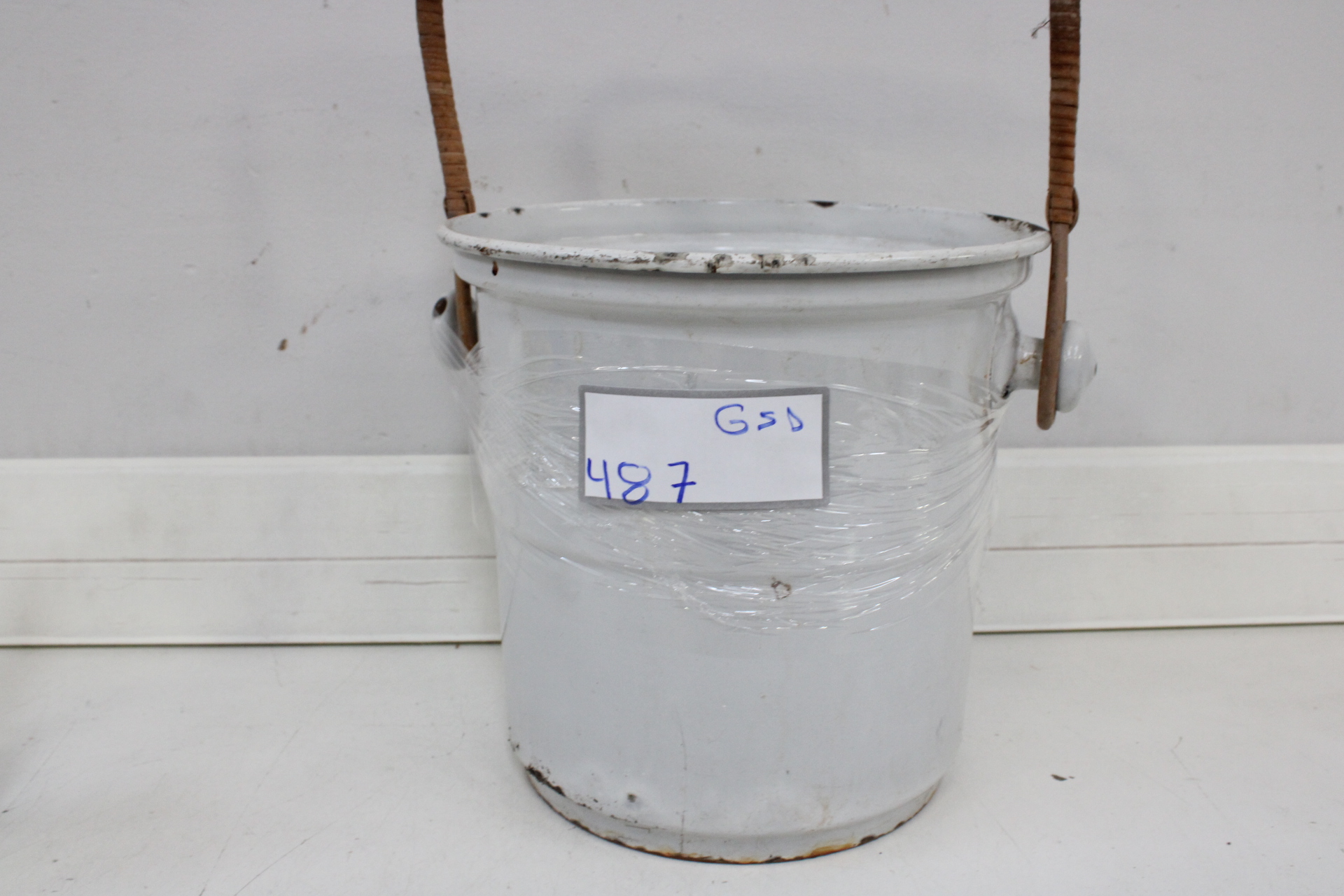 Witte geëmailleerde emmer met houten handvat en deksel' – foto 9 – kavel bij GSD Auctions, Zoeterwoude