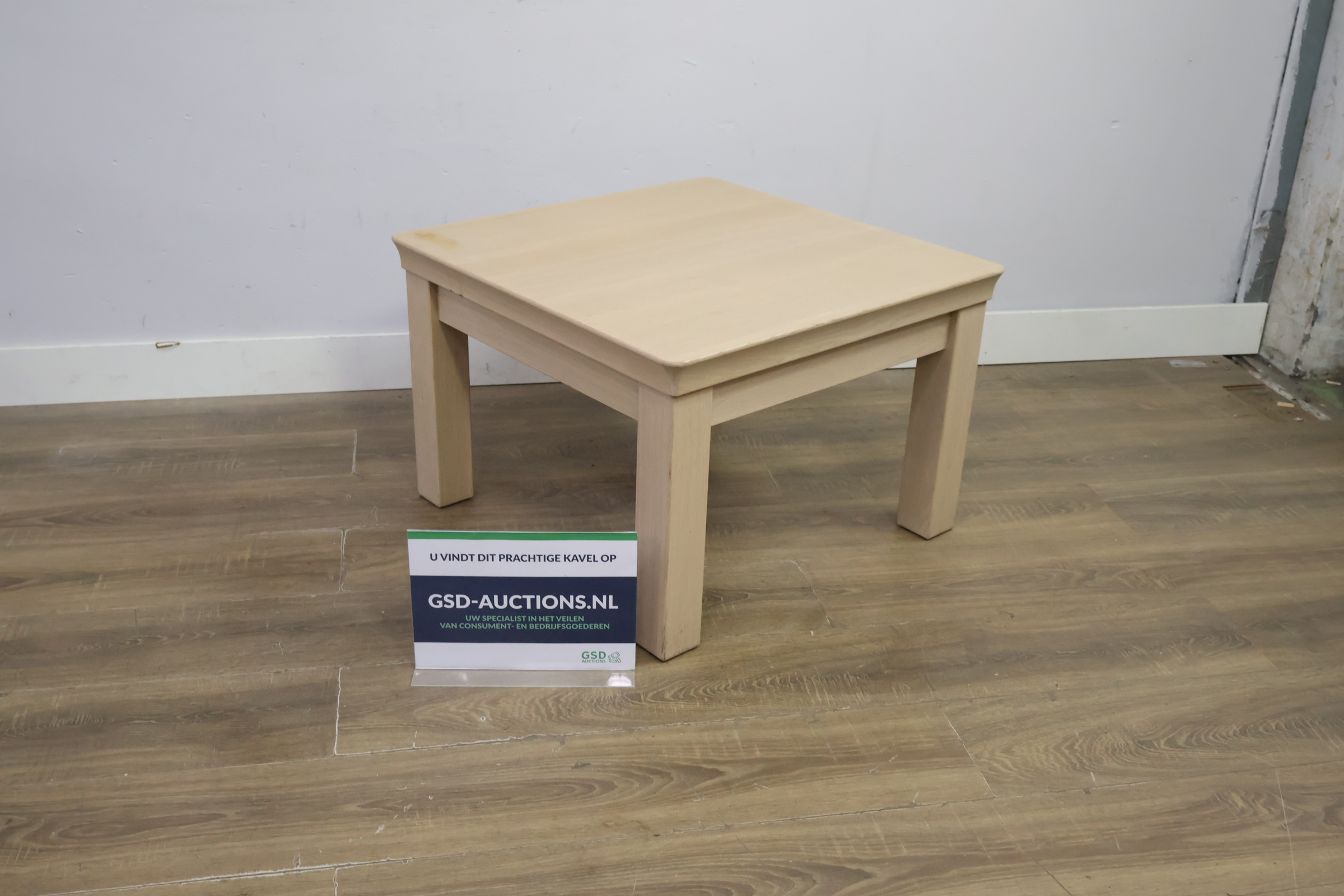 Licht houten vierkante salontafel, Bijzettafel' – kavel bij GSD Auctions, Zoeterwoude
