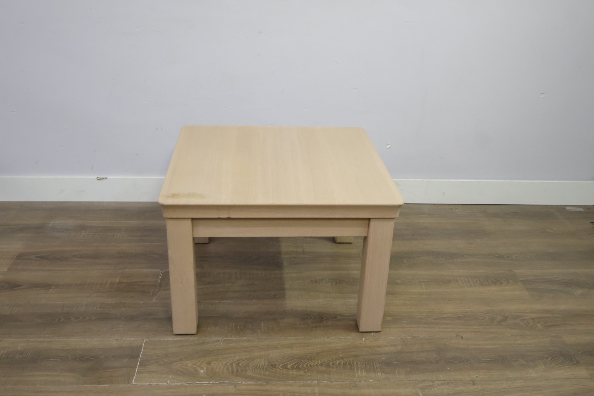 Licht houten vierkante salontafel, Bijzettafel' – foto 3 – kavel bij GSD Auctions, Zoeterwoude