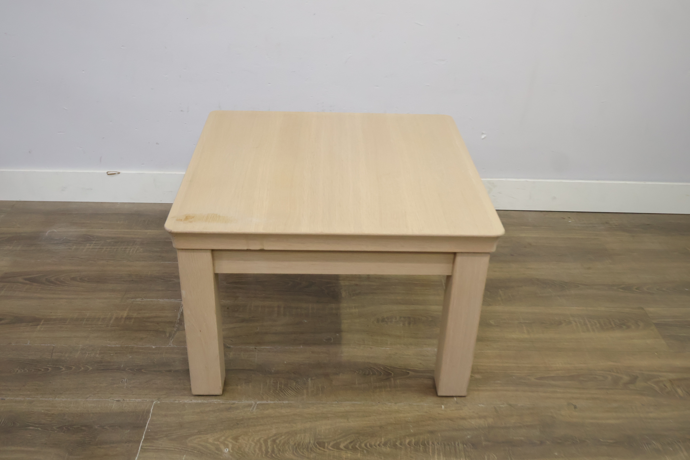 Licht houten vierkante salontafel, Bijzettafel' – foto 4 – kavel bij GSD Auctions, Zoeterwoude