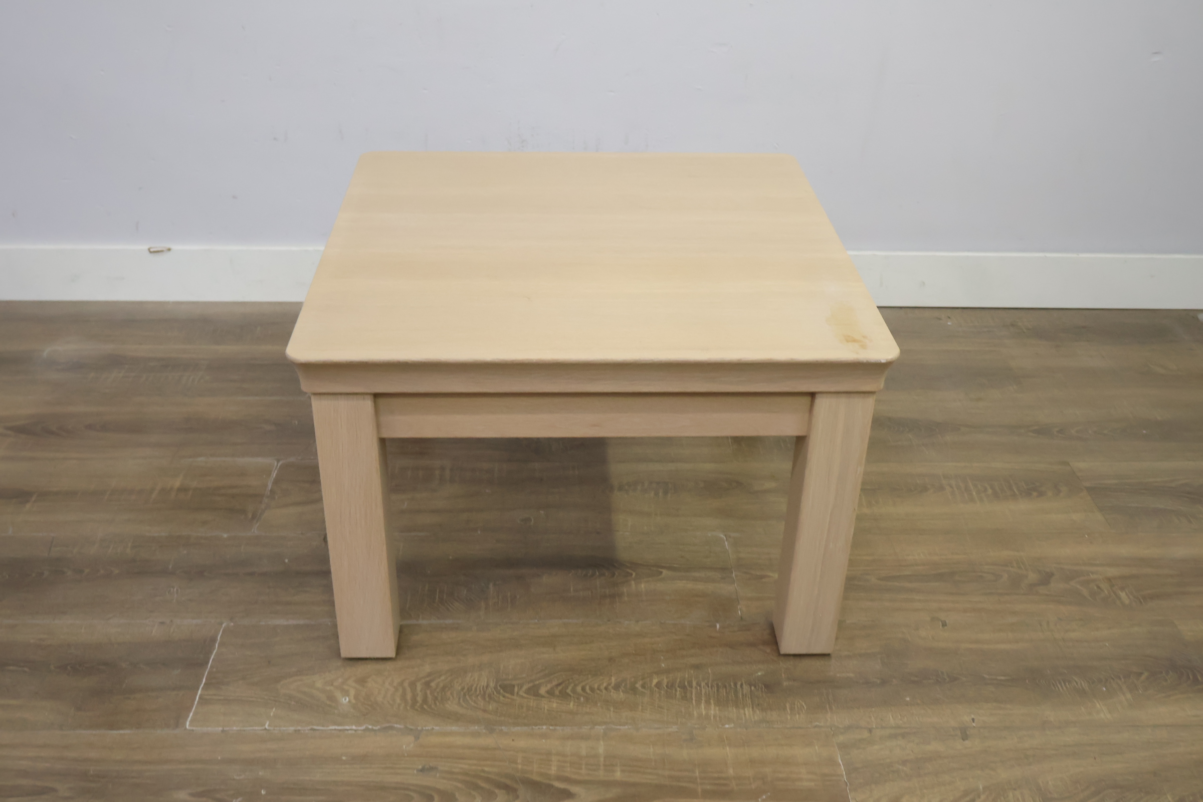 Licht houten vierkante salontafel, Bijzettafel' – foto 5 – kavel bij GSD Auctions, Zoeterwoude