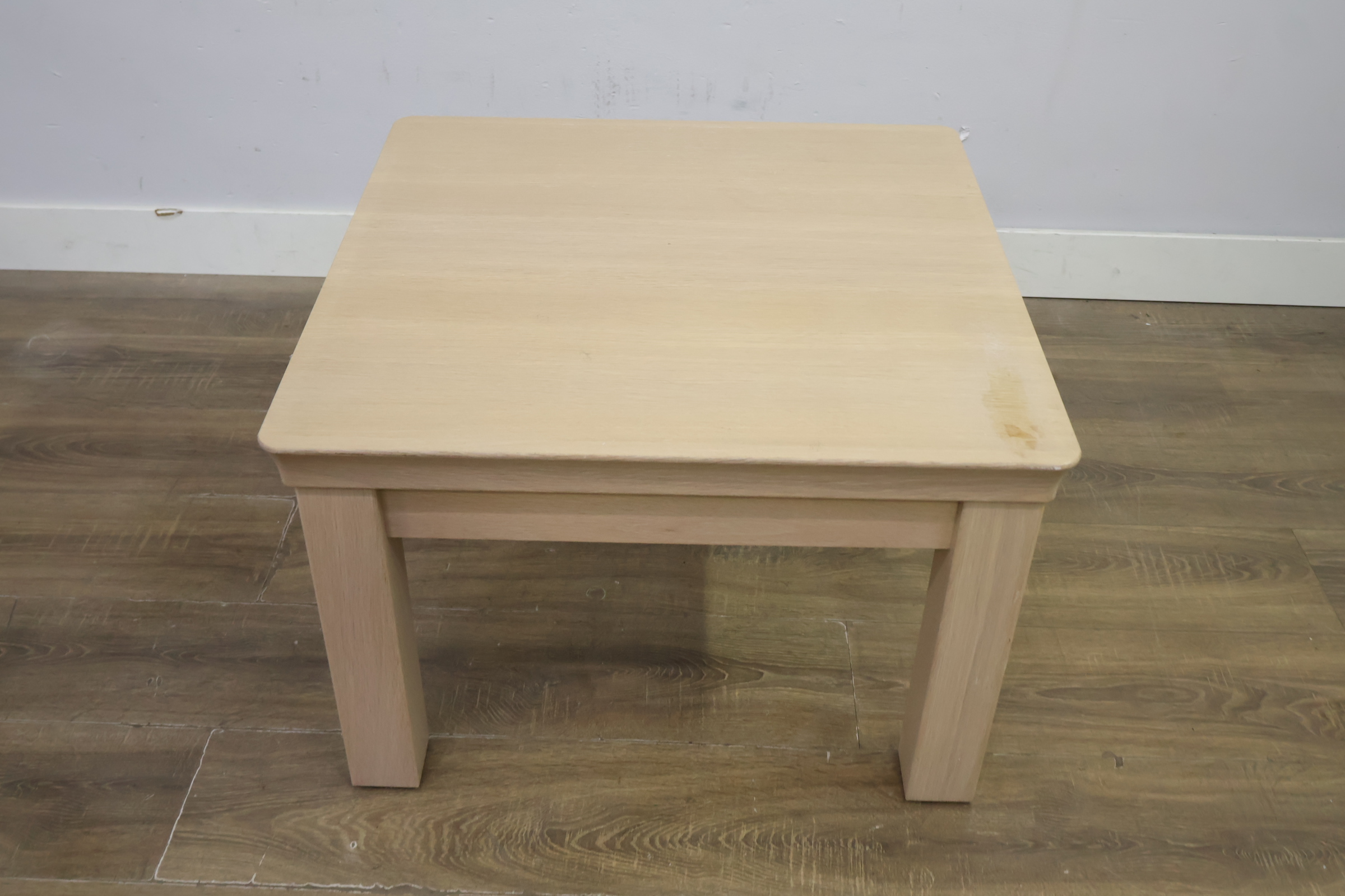 Licht houten vierkante salontafel, Bijzettafel' – foto 6 – kavel bij GSD Auctions, Zoeterwoude