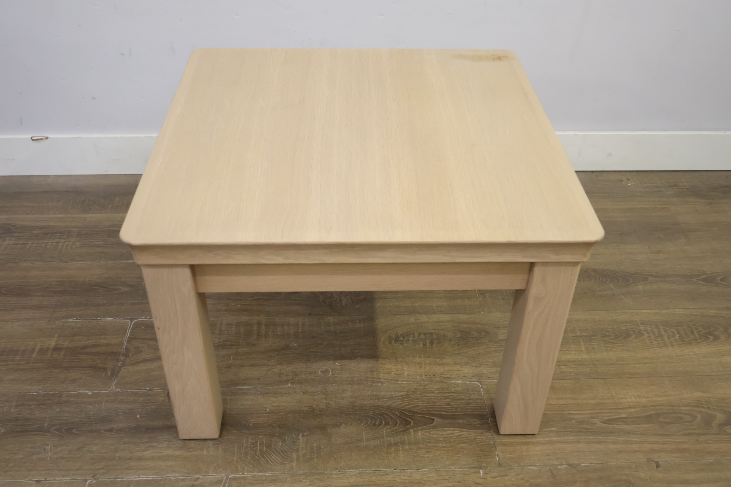 Licht houten vierkante salontafel, Bijzettafel' – foto 8 – kavel bij GSD Auctions, Zoeterwoude