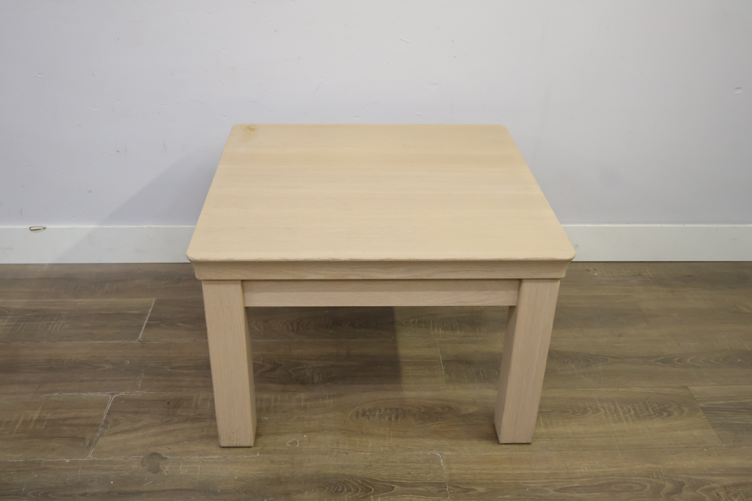 Licht houten vierkante salontafel, Bijzettafel' – foto 9 – kavel bij GSD Auctions, Zoeterwoude