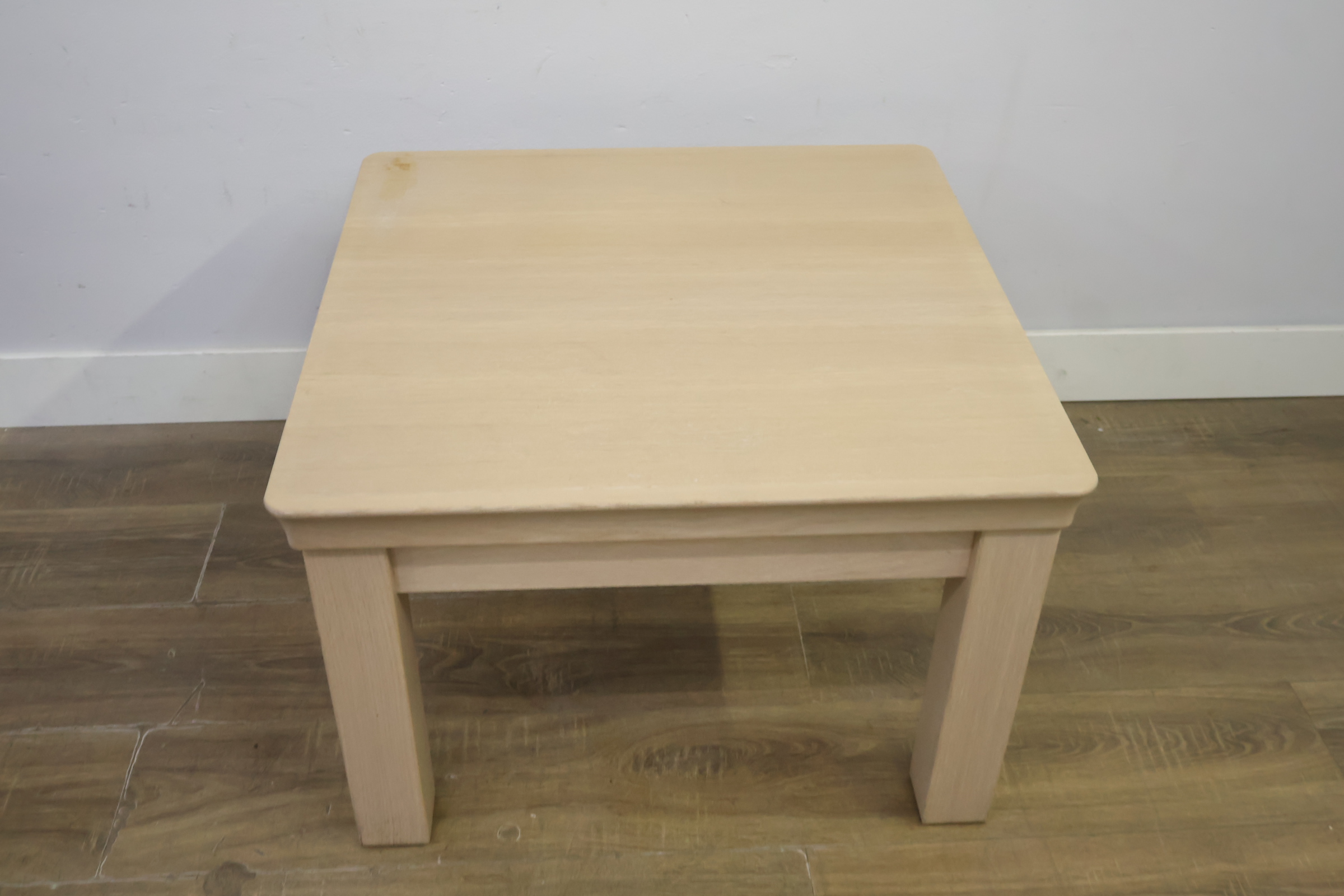Licht houten vierkante salontafel, Bijzettafel' – foto 10 – kavel bij GSD Auctions, Zoeterwoude