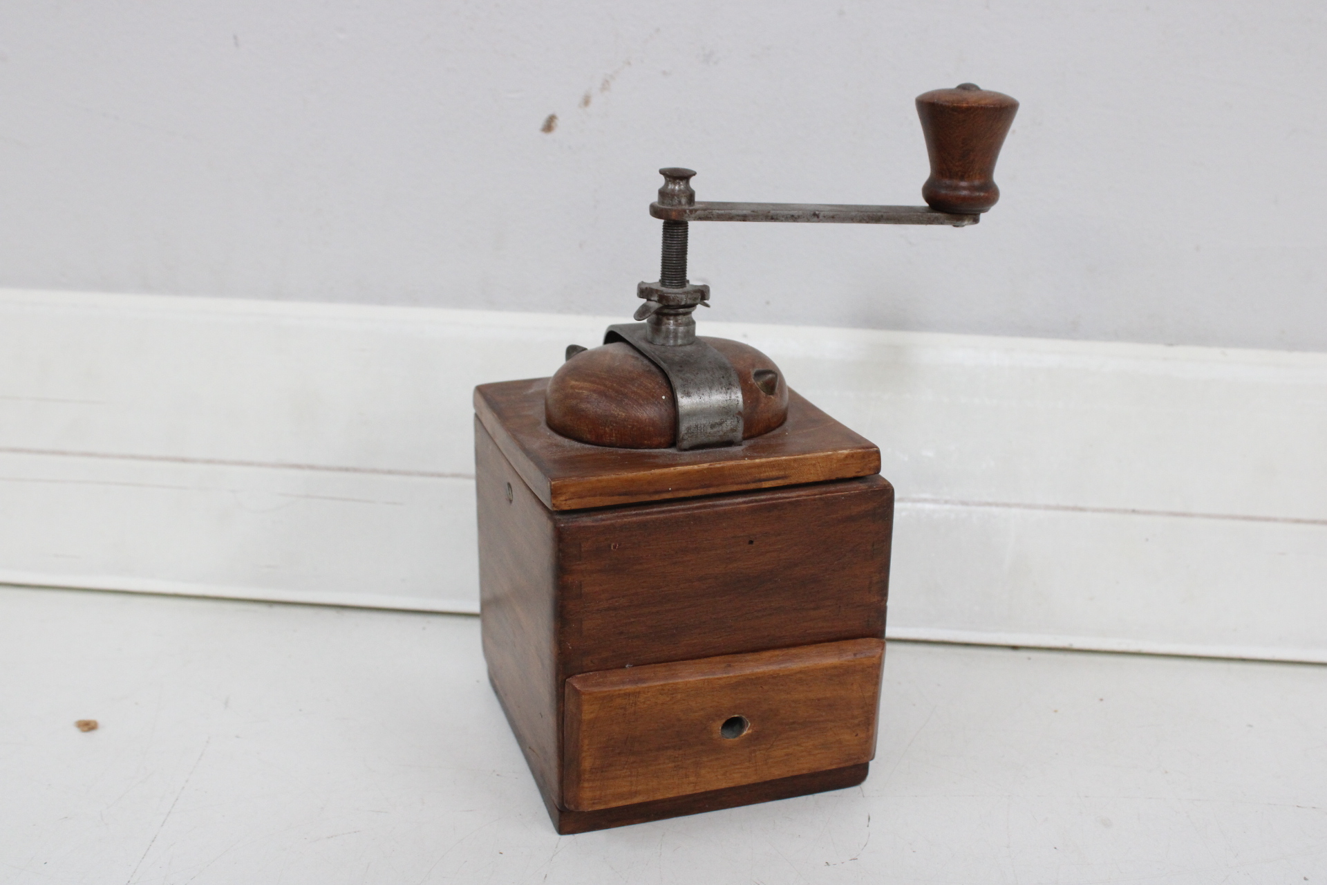Vintage Houten handmatige koffiemolen' – foto 2 – kavel bij GSD Auctions, Zoeterwoude