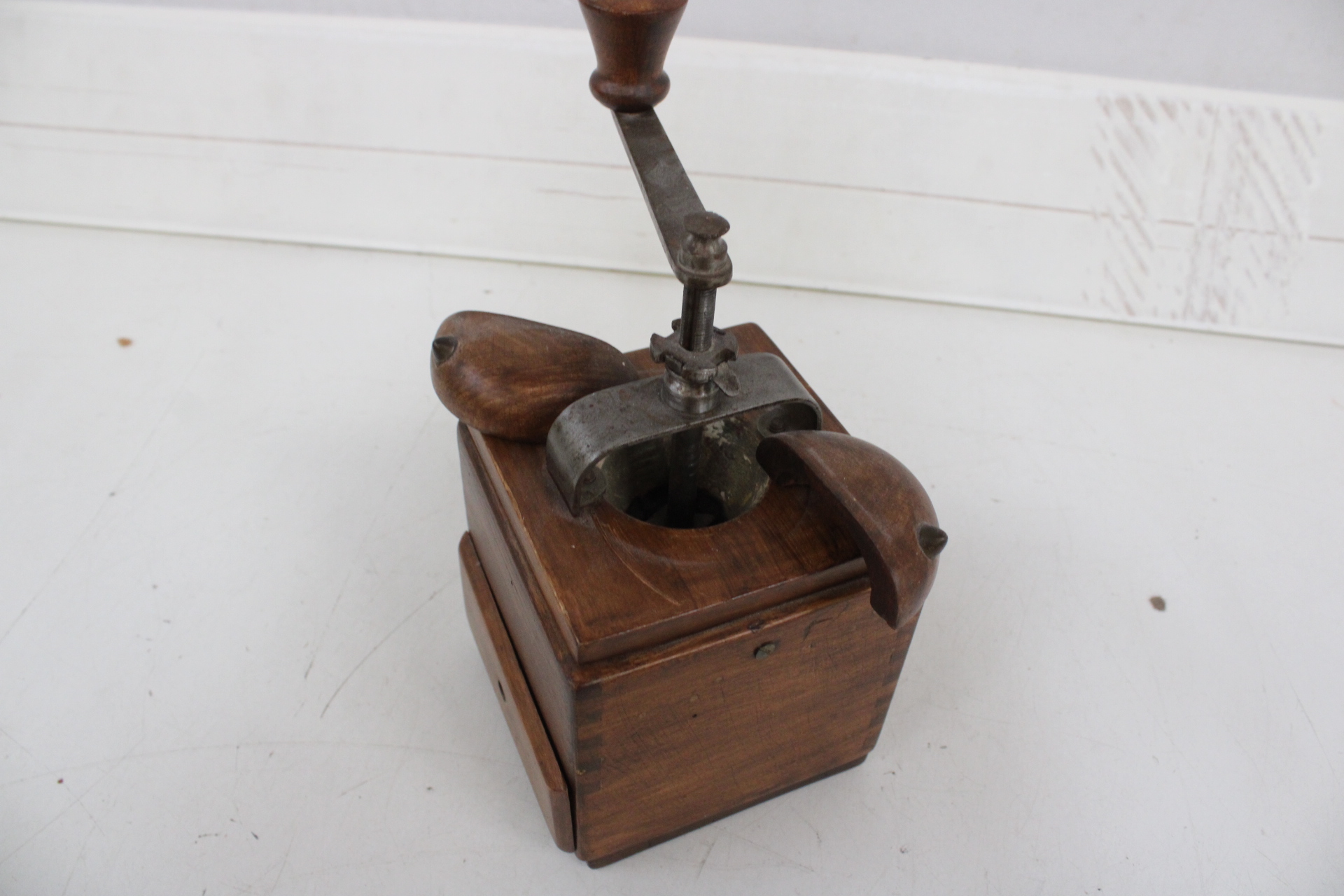 Vintage Houten handmatige koffiemolen' – foto 4 – kavel bij GSD Auctions, Zoeterwoude