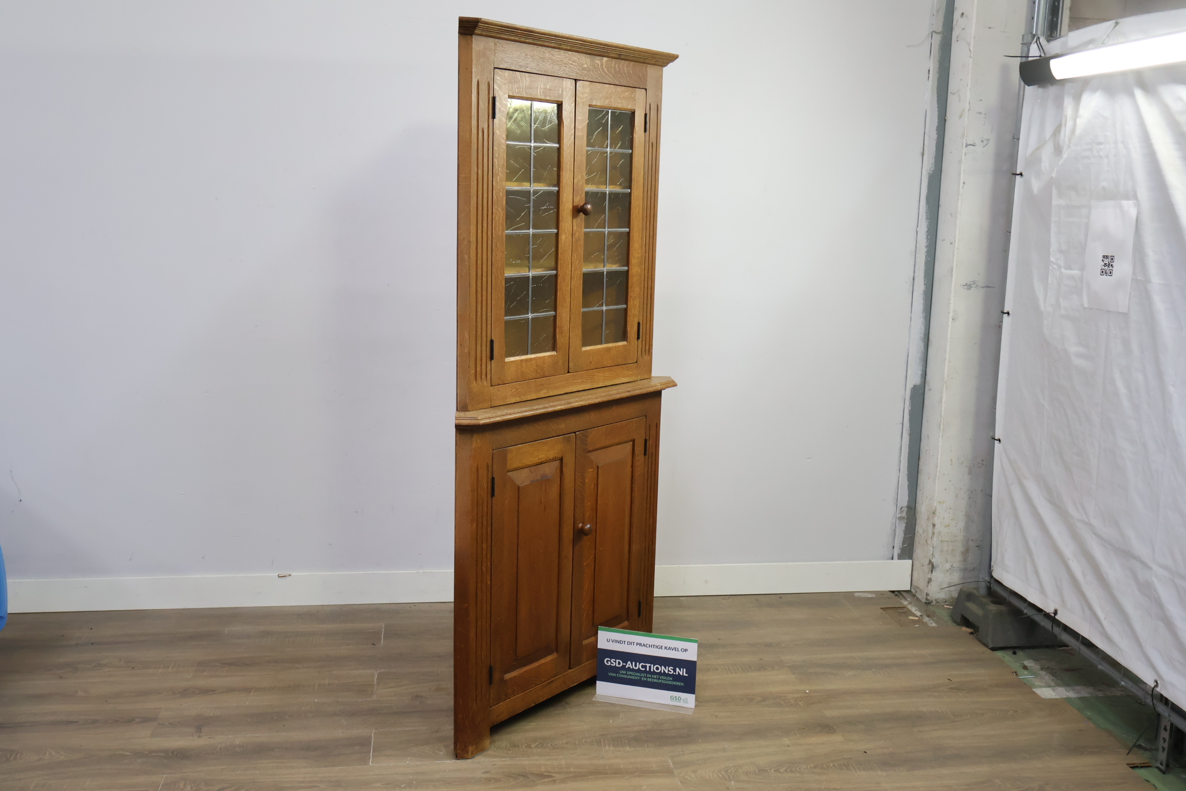 Hoekkast van eikenhout met glasdeuren' – foto 2 – kavel bij GSD Auctions, Zoeterwoude