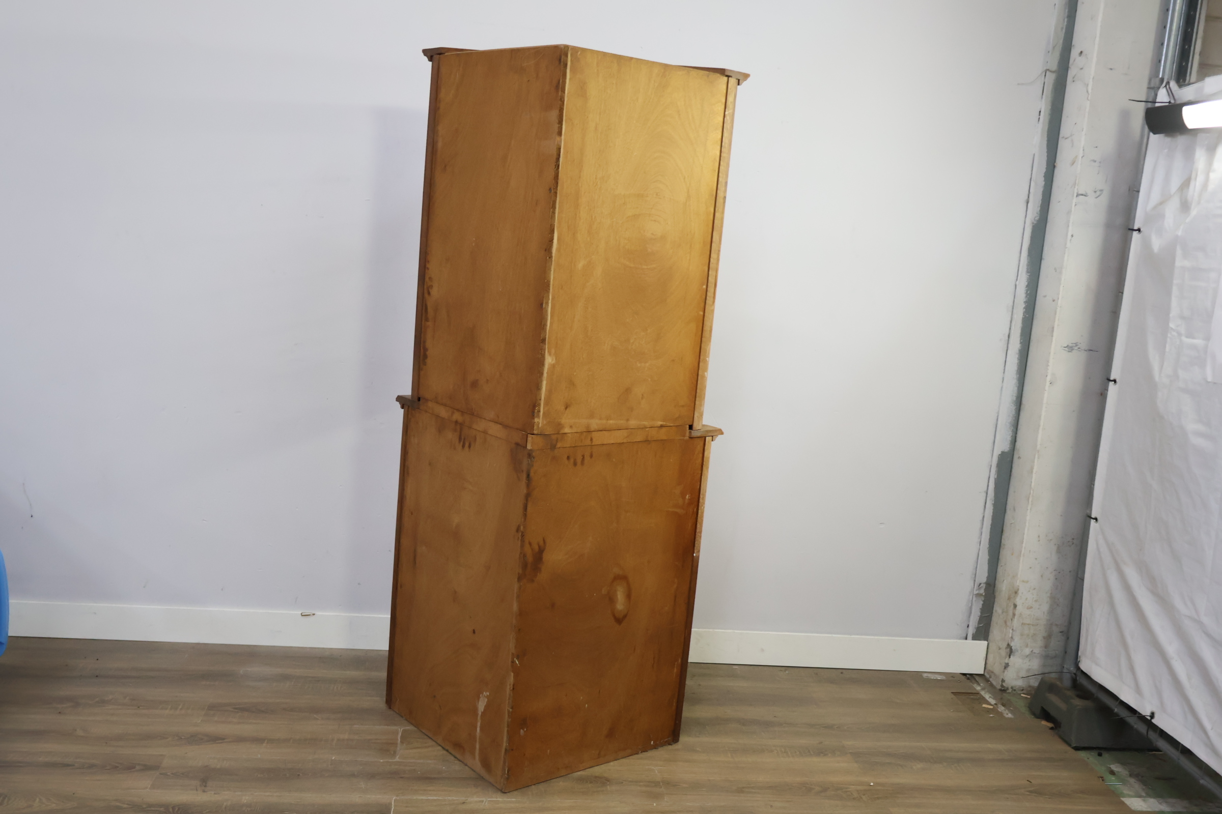 Hoekkast van eikenhout met glasdeuren' – foto 6 – kavel bij GSD Auctions, Zoeterwoude