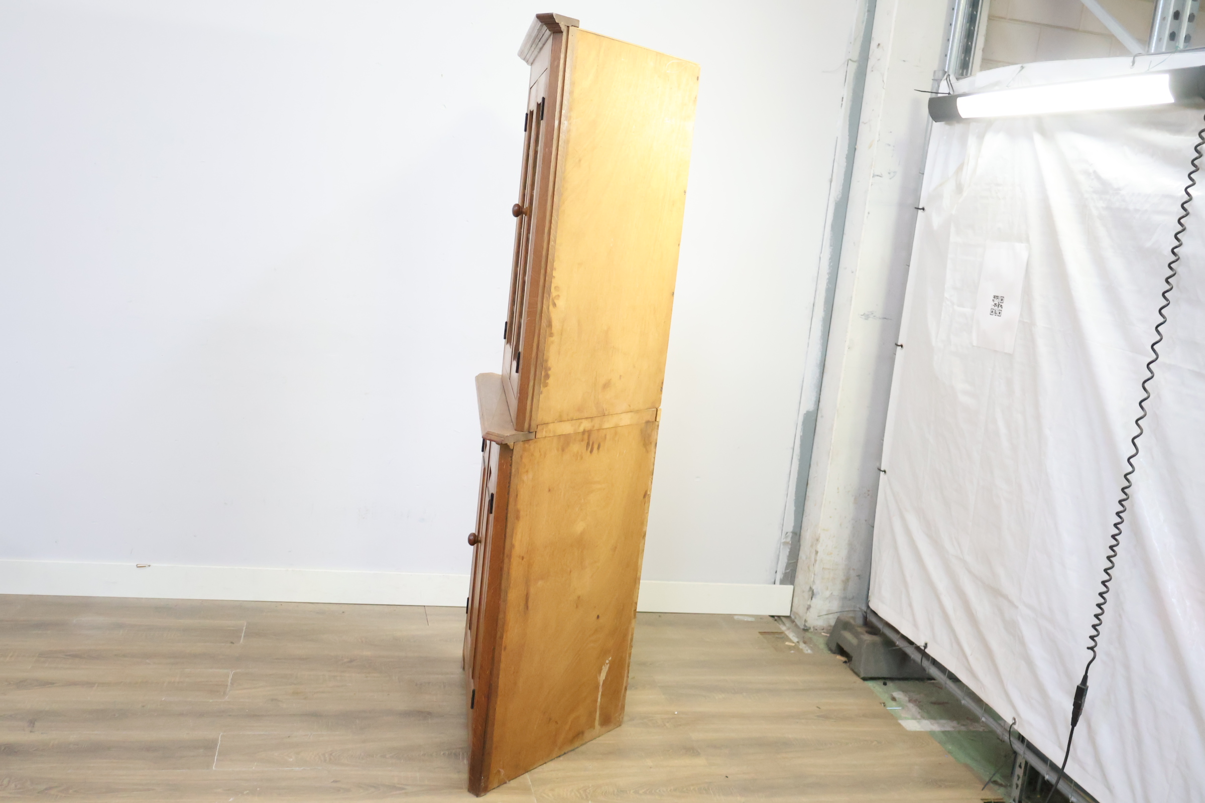 Hoekkast van eikenhout met glasdeuren' – foto 8 – kavel bij GSD Auctions, Zoeterwoude