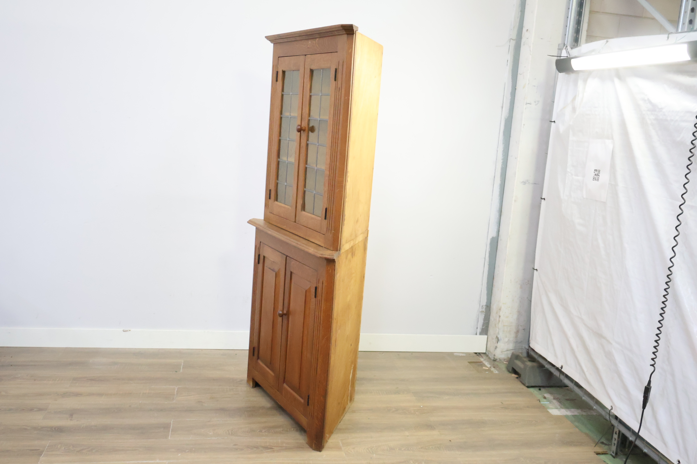 Hoekkast van eikenhout met glasdeuren' – foto 9 – kavel bij GSD Auctions, Zoeterwoude
