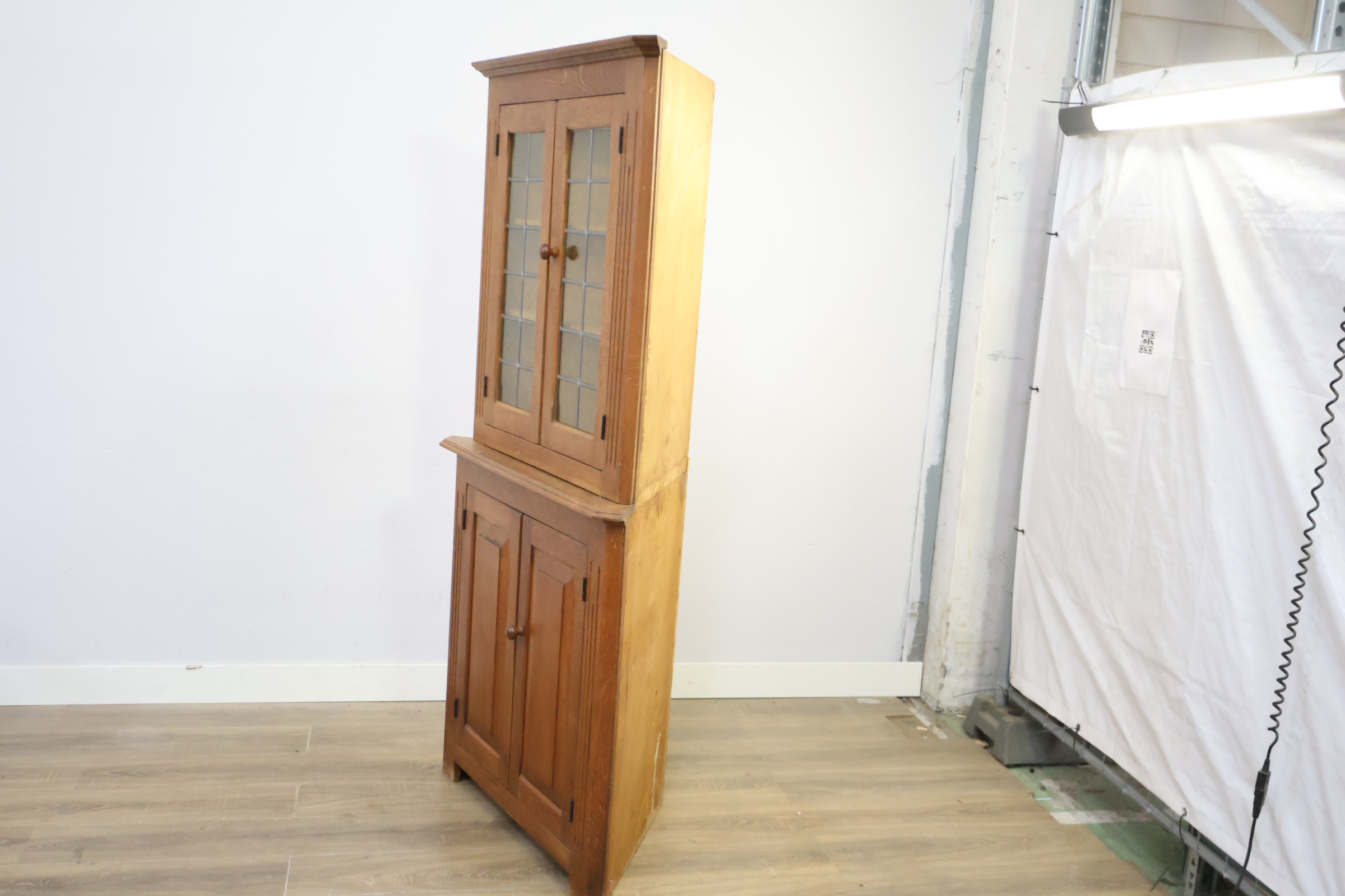 Hoekkast van eikenhout met glasdeuren' – foto 10 – kavel bij GSD Auctions, Zoeterwoude