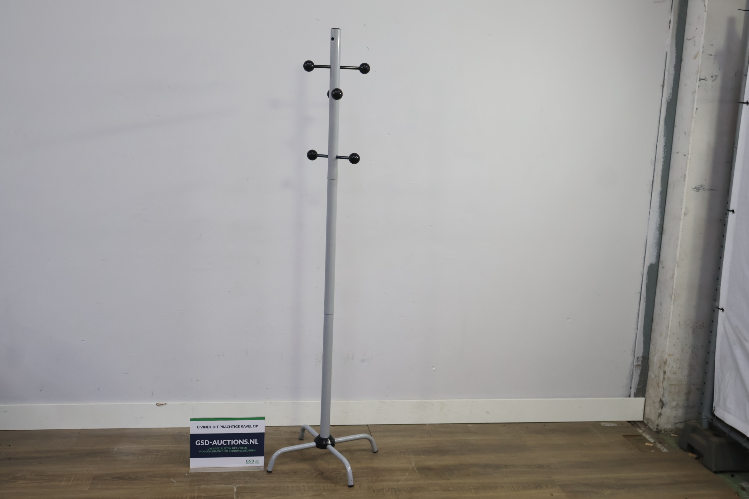 Kapstok met zwarte knoppen' – foto 2 – kavel bij GSD Auctions, Zoeterwoude