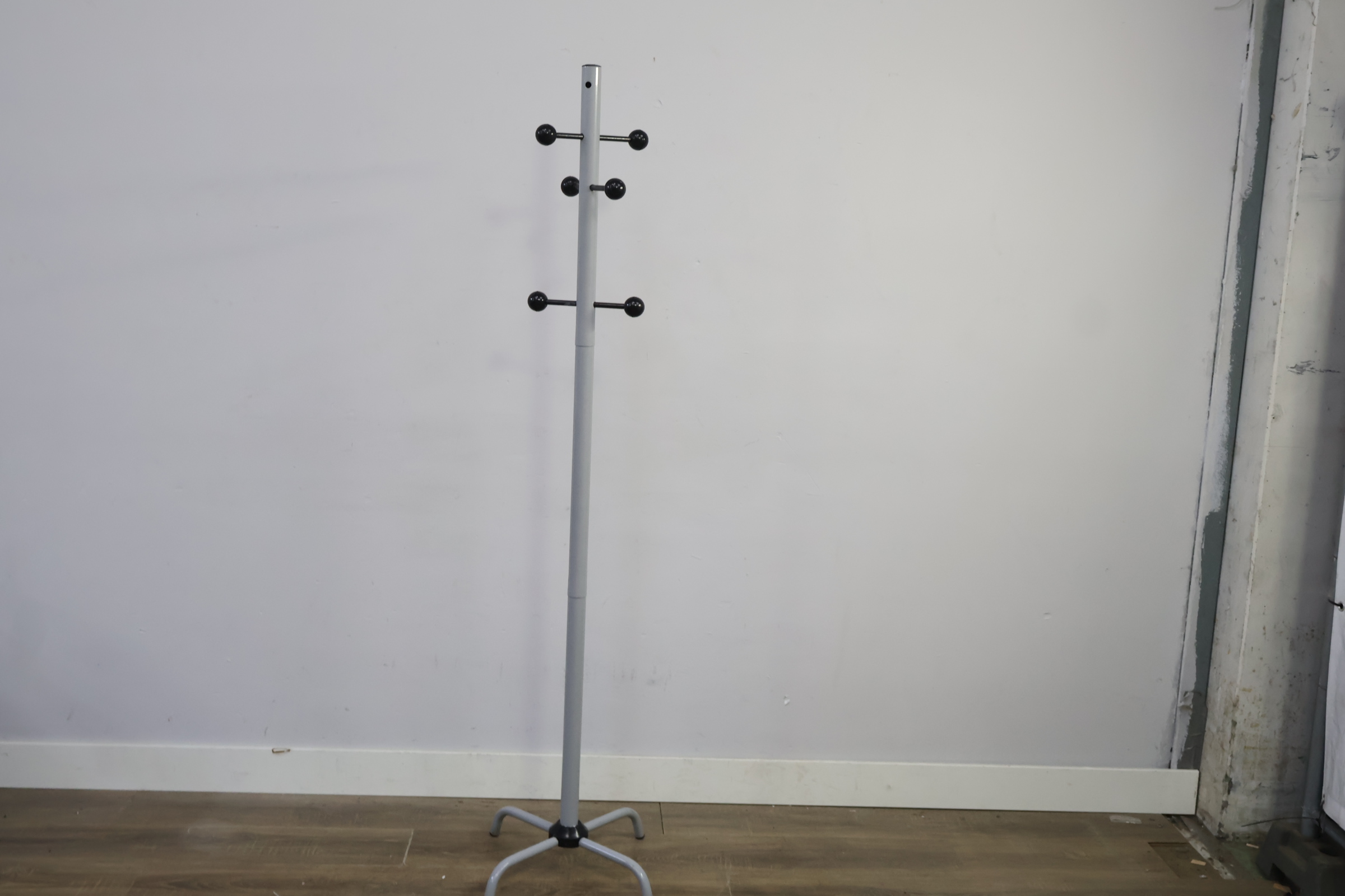 Kapstok met zwarte knoppen' – foto 3 – kavel bij GSD Auctions, Zoeterwoude