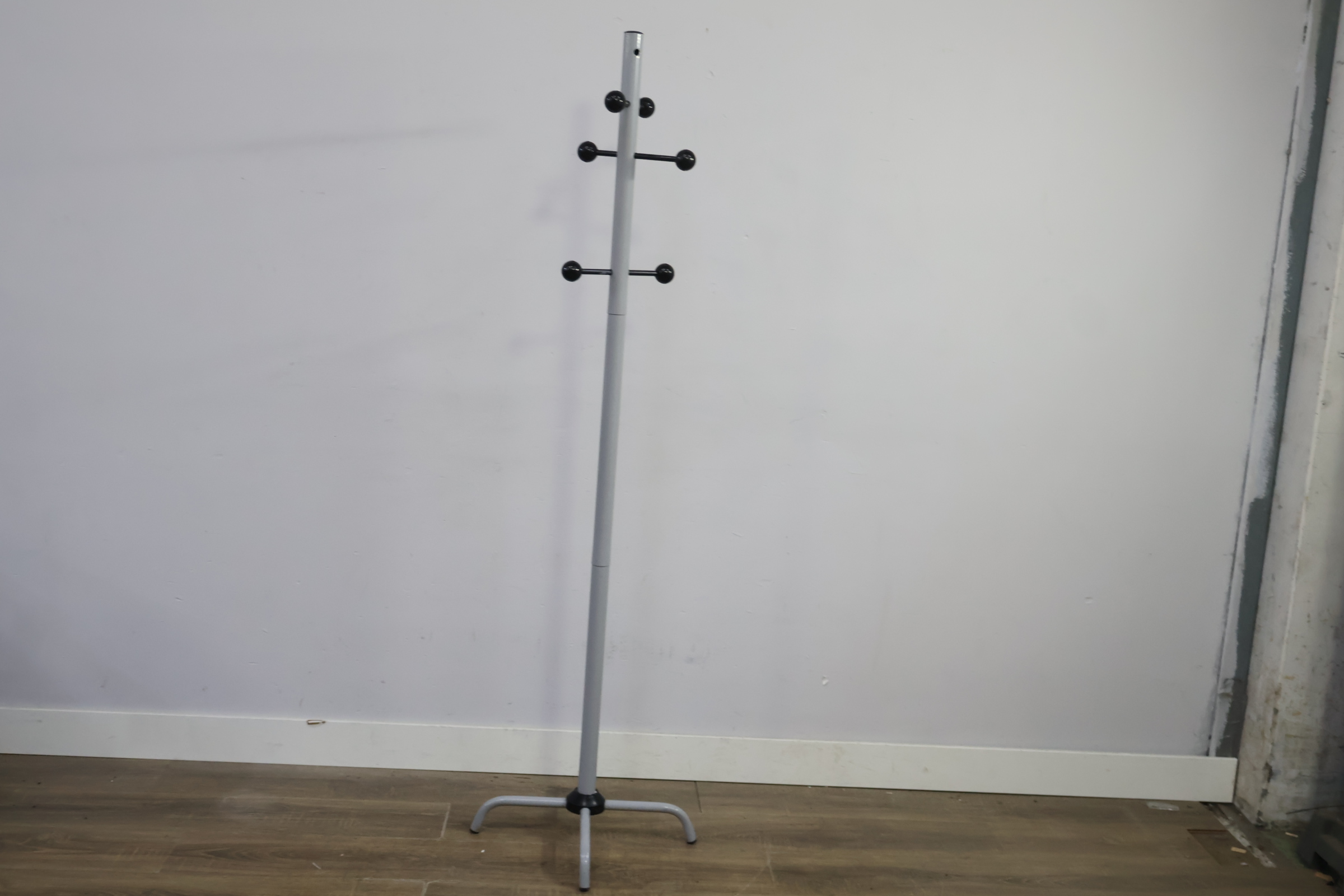 Kapstok met zwarte knoppen' – foto 4 – kavel bij GSD Auctions, Zoeterwoude