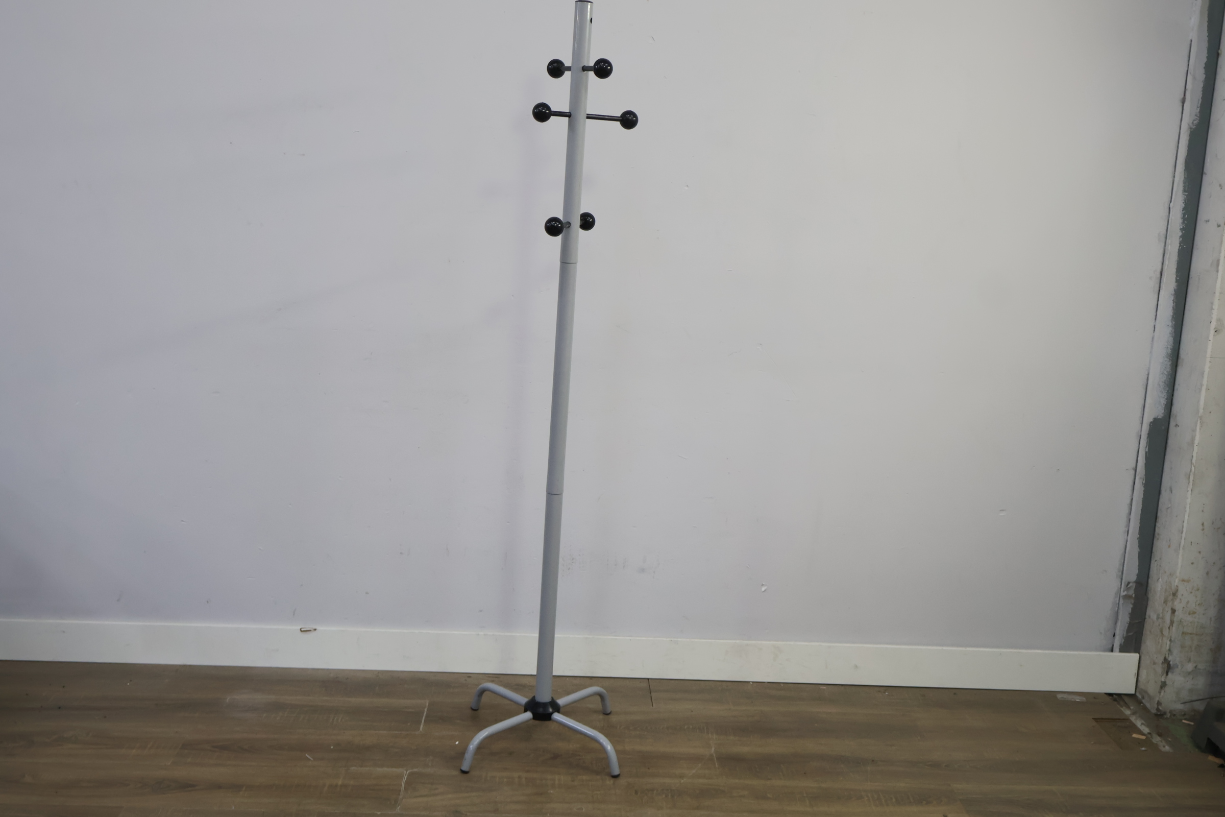 Kapstok met zwarte knoppen' – foto 5 – kavel bij GSD Auctions, Zoeterwoude