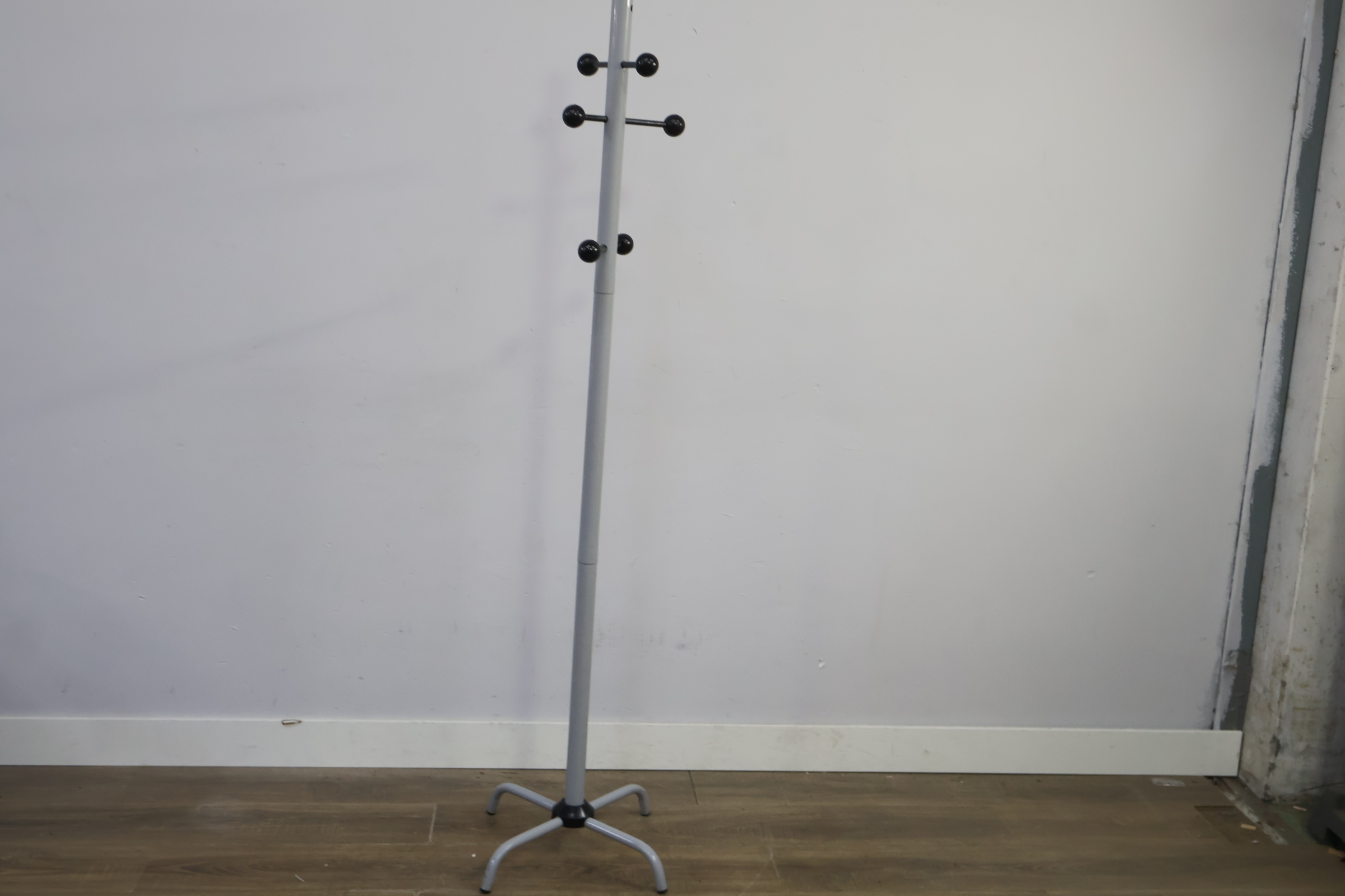 Kapstok met zwarte knoppen' – foto 6 – kavel bij GSD Auctions, Zoeterwoude