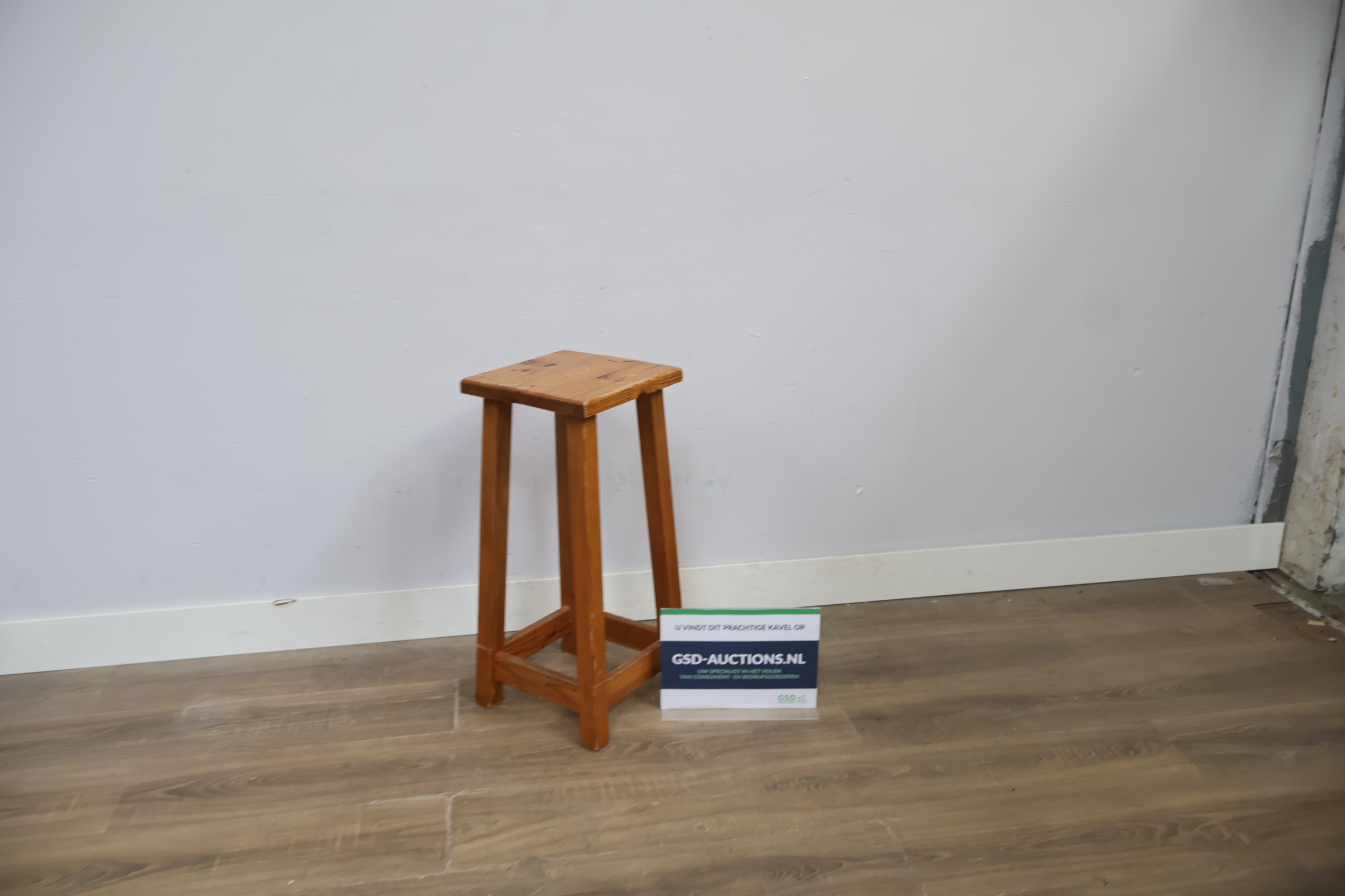 Houten krukje' – kavel bij GSD Auctions, Zoeterwoude