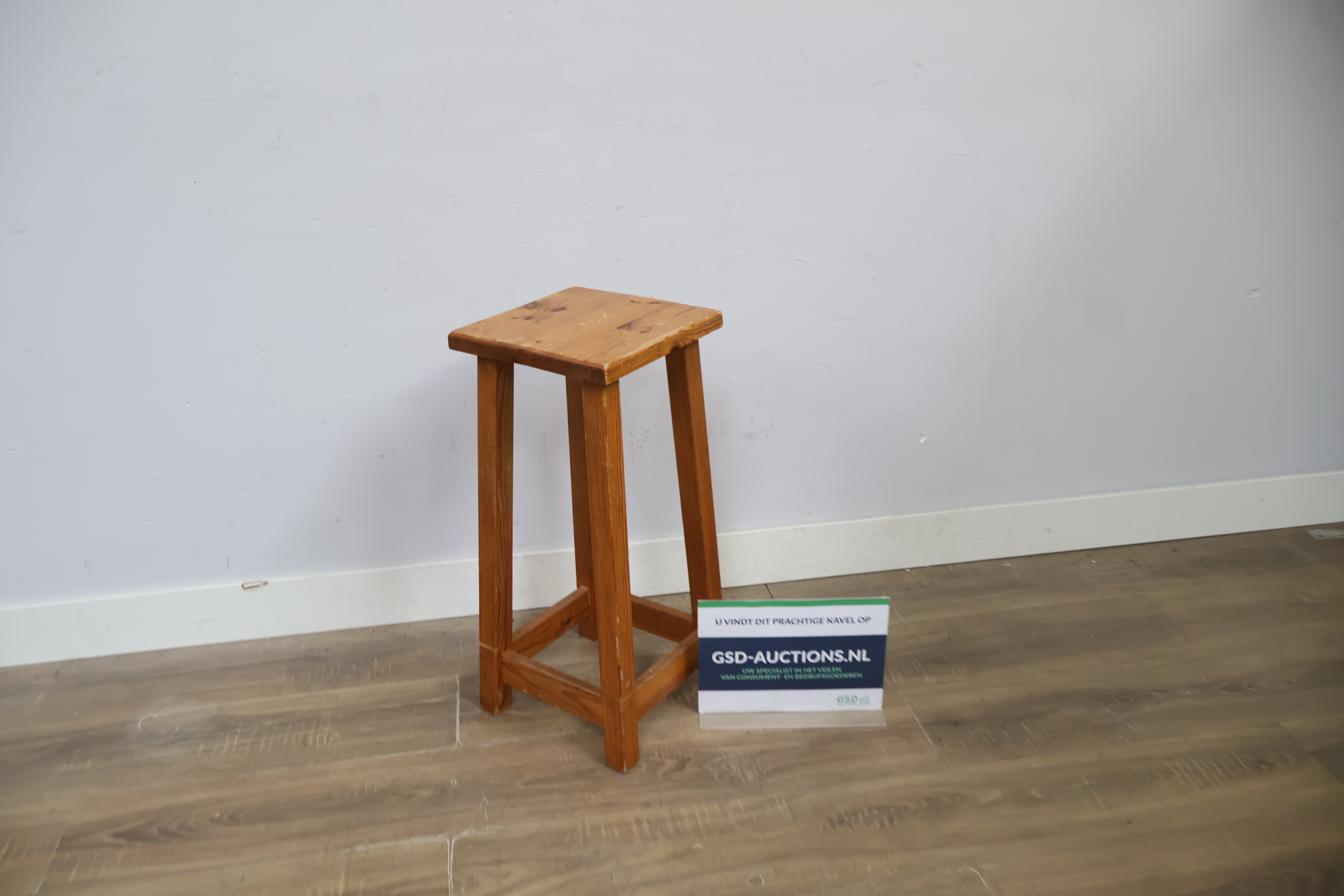 Houten krukje' – foto 2 – kavel bij GSD Auctions, Zoeterwoude