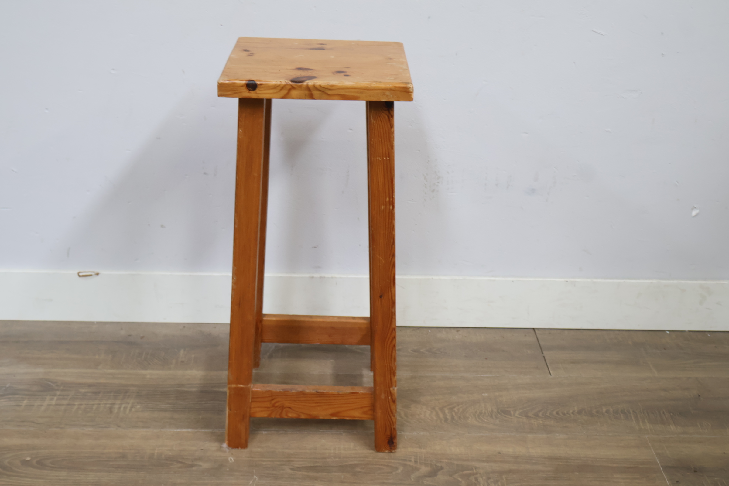 Houten krukje' – foto 5 – kavel bij GSD Auctions, Zoeterwoude