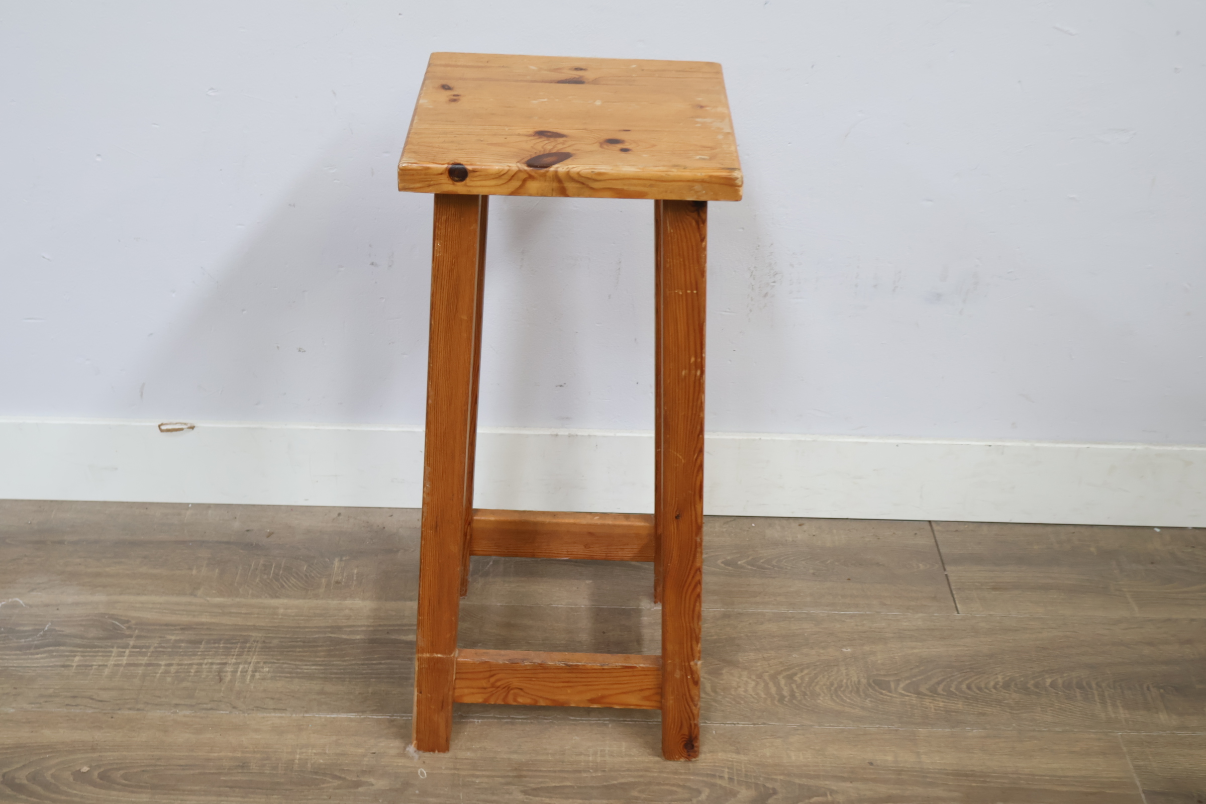 Houten krukje' – foto 6 – kavel bij GSD Auctions, Zoeterwoude