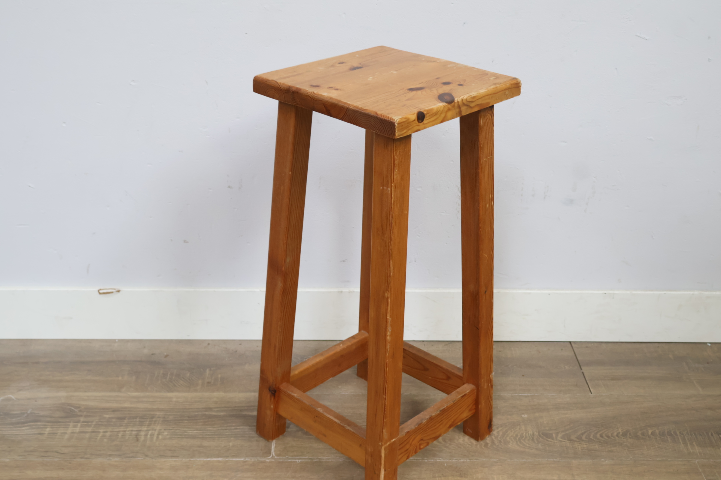 Houten krukje' – foto 7 – kavel bij GSD Auctions, Zoeterwoude