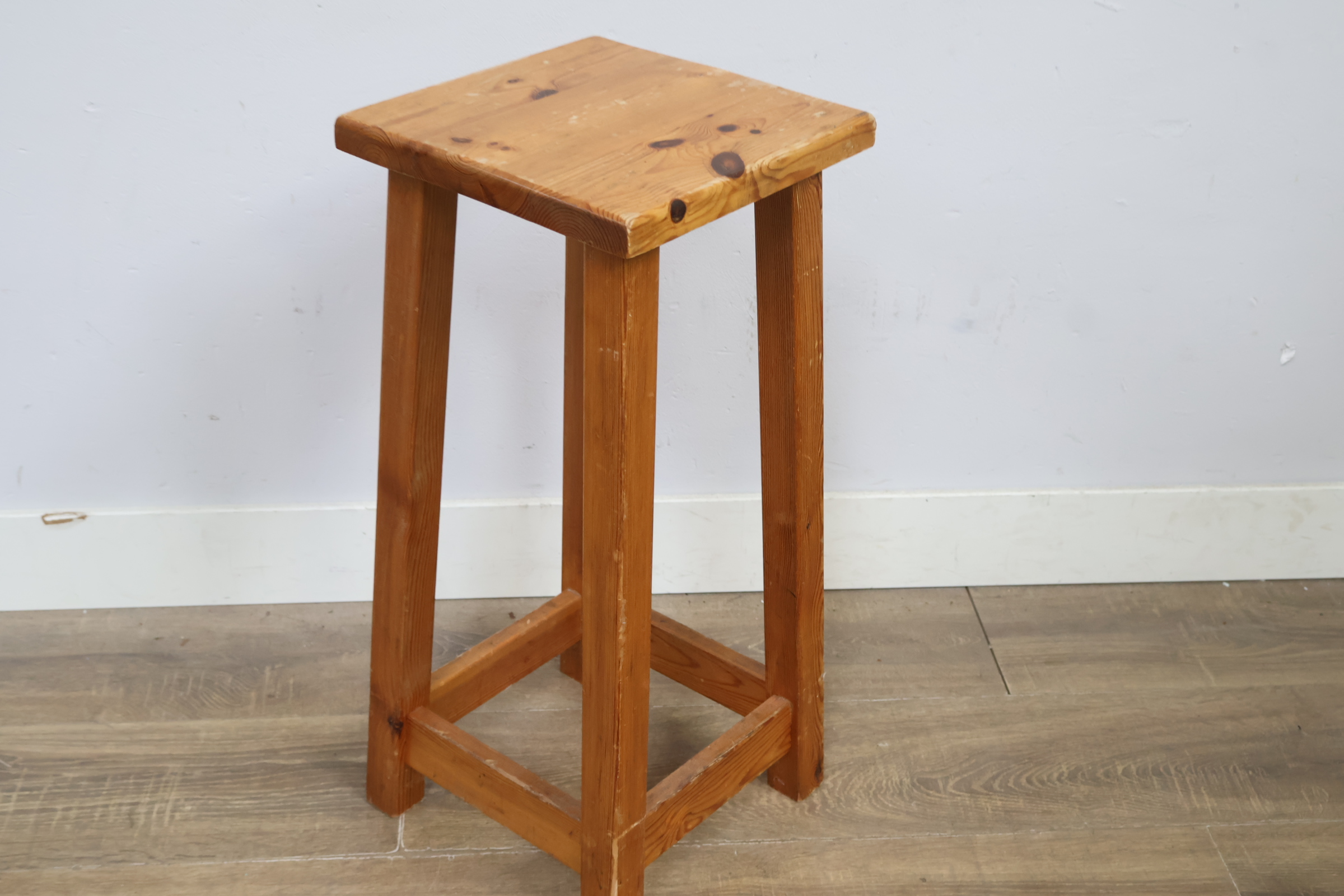 Houten krukje' – foto 8 – kavel bij GSD Auctions, Zoeterwoude