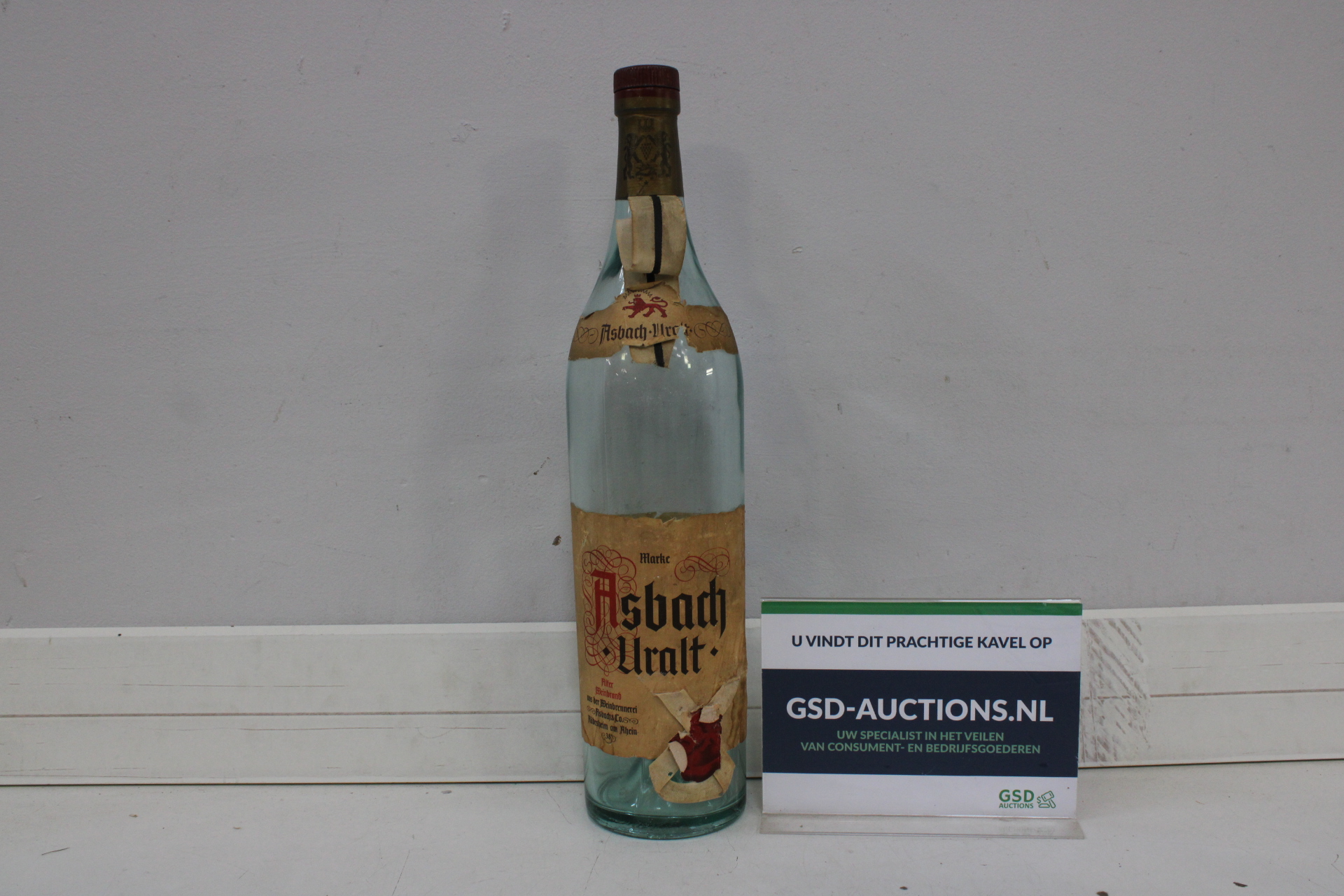 Decoratieve Asbach Uralt Fles Jenever (leeg)' – kavel bij GSD Auctions, Zoeterwoude