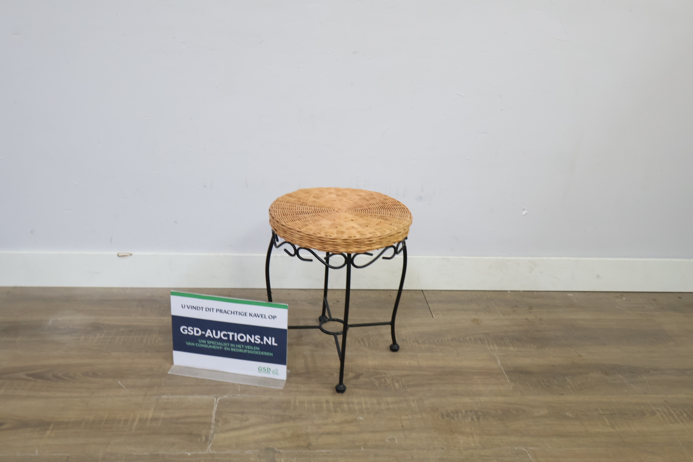 Rieten kruk met zwart metalen frame' – kavel bij GSD Auctions, Zoeterwoude