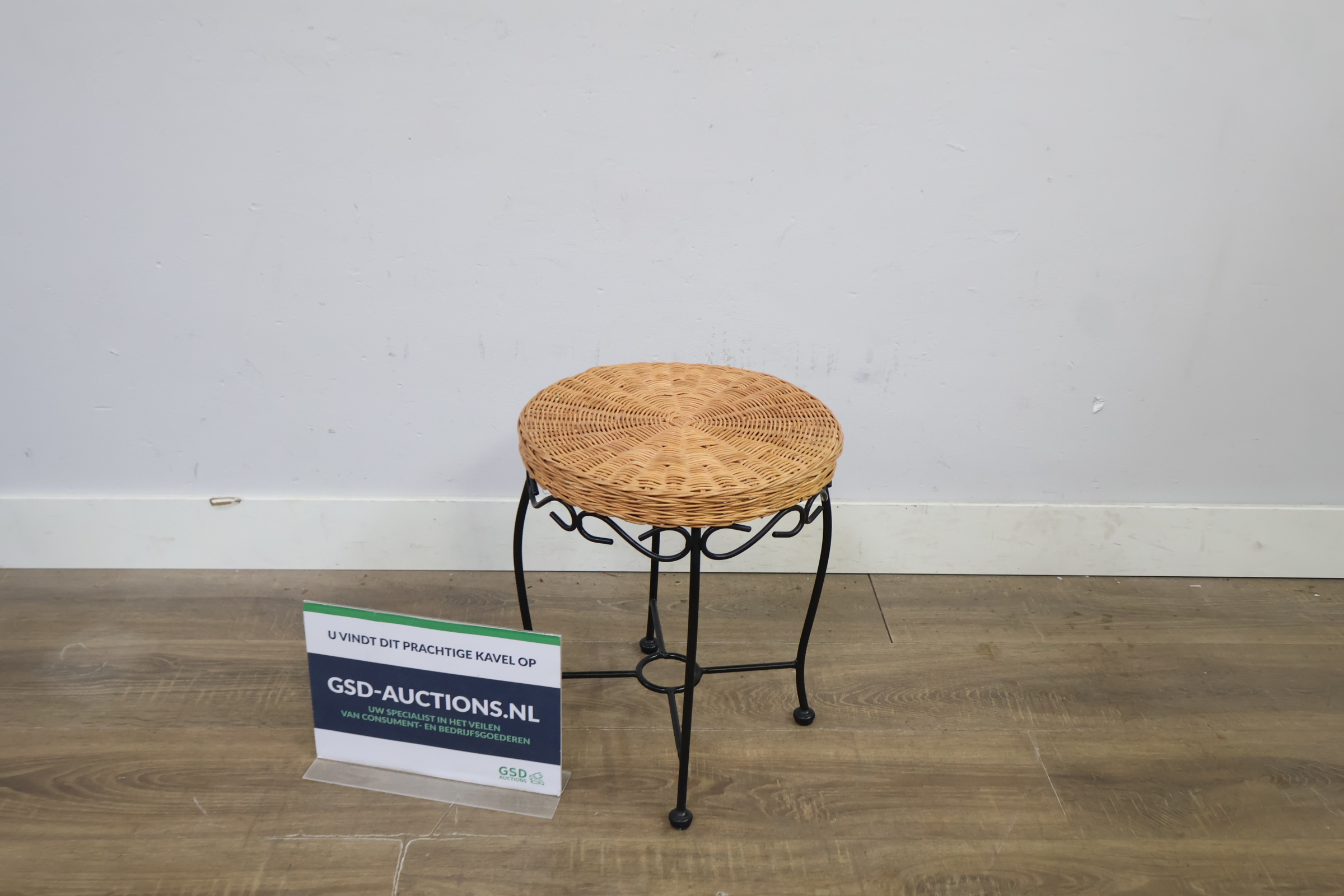 Rieten kruk met zwart metalen frame' – foto 2 – kavel bij GSD Auctions, Zoeterwoude