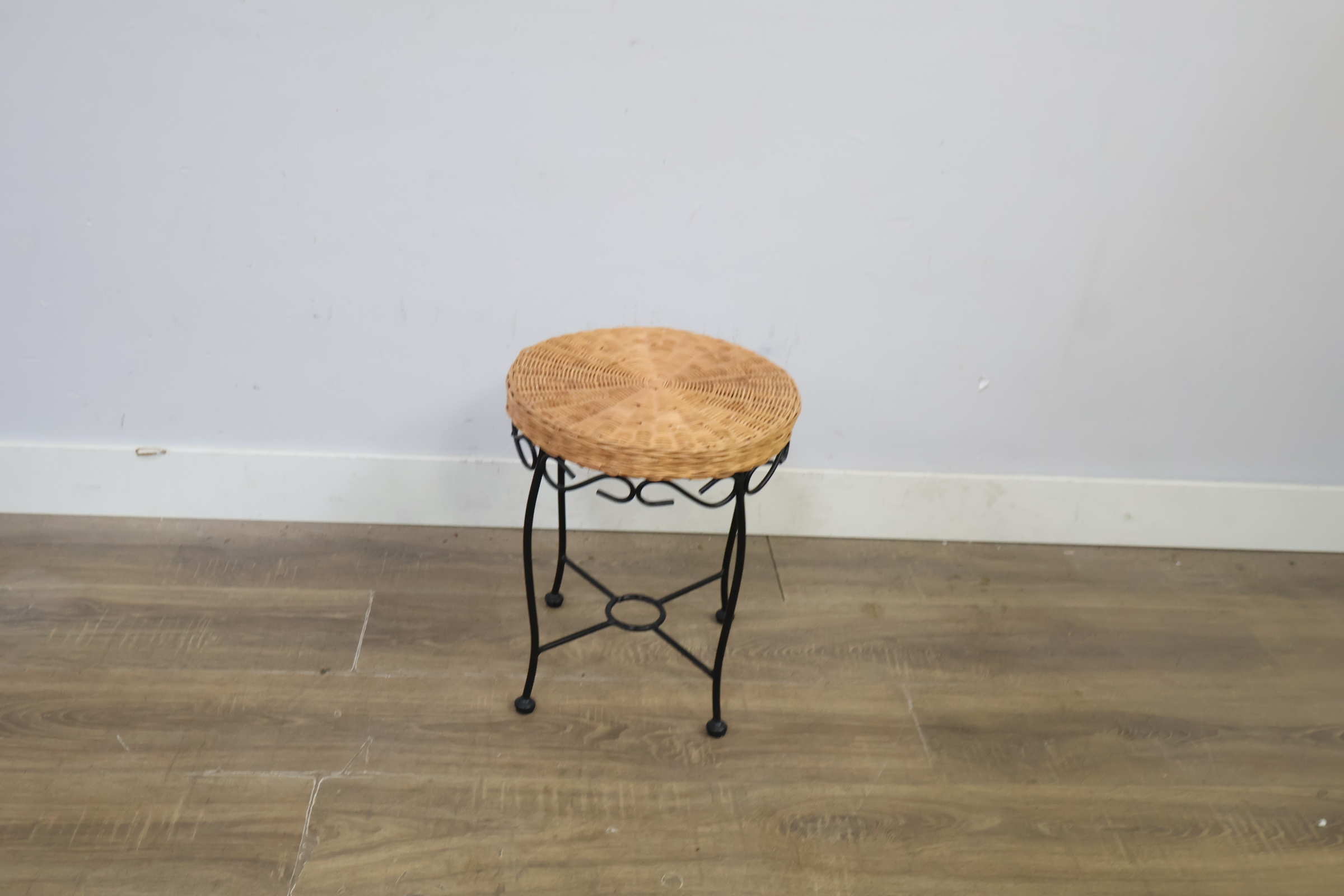 Rieten kruk met zwart metalen frame' – foto 3 – kavel bij GSD Auctions, Zoeterwoude