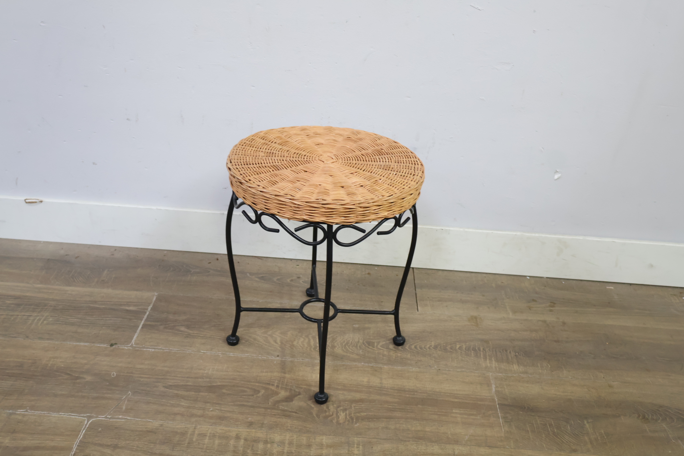 Rieten kruk met zwart metalen frame' – foto 4 – kavel bij GSD Auctions, Zoeterwoude