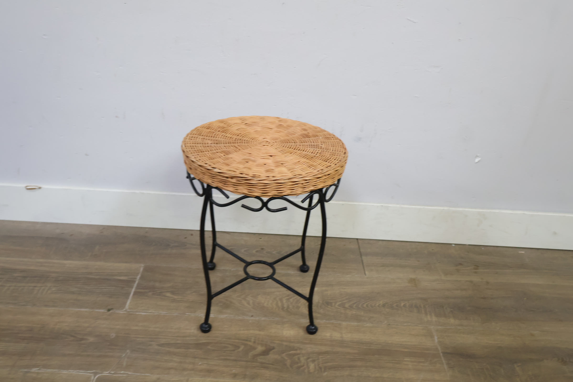 Rieten kruk met zwart metalen frame' – foto 5 – kavel bij GSD Auctions, Zoeterwoude