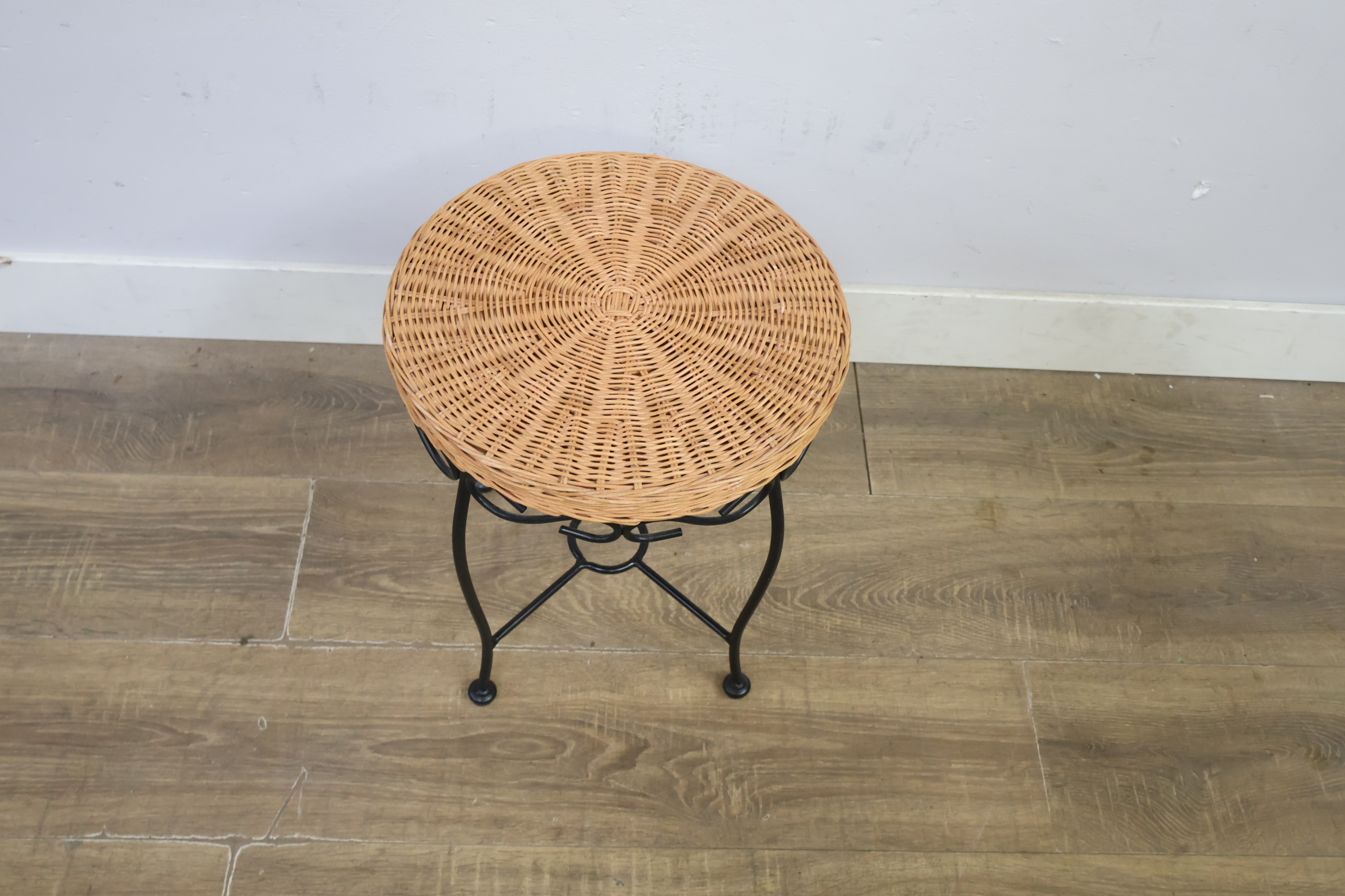 Rieten kruk met zwart metalen frame' – foto 6 – kavel bij GSD Auctions, Zoeterwoude