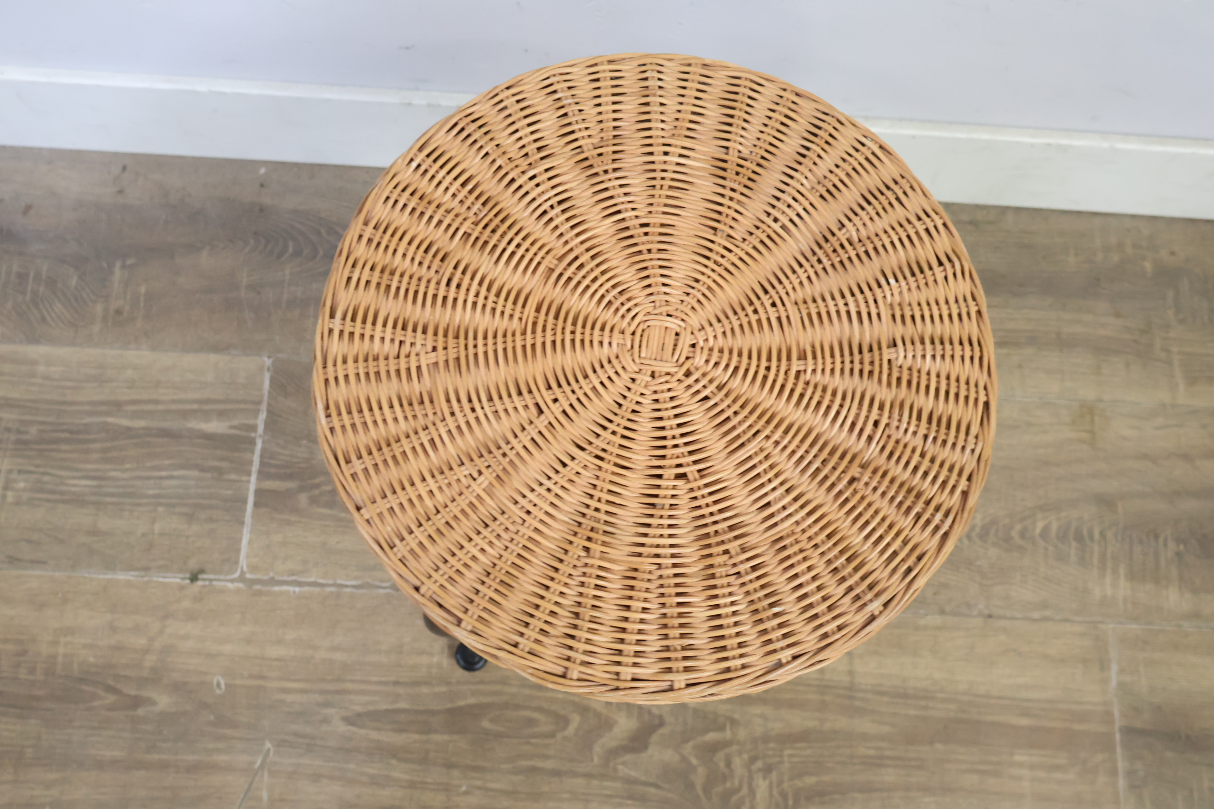 Rieten kruk met zwart metalen frame' – foto 7 – kavel bij GSD Auctions, Zoeterwoude