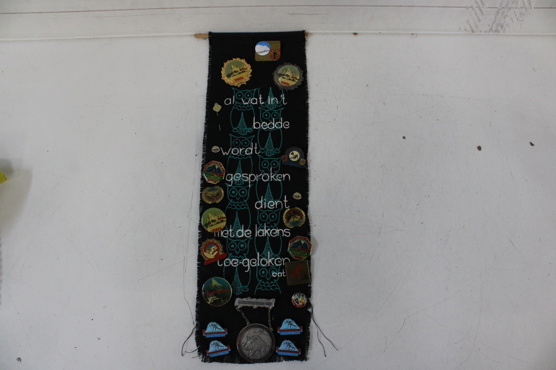 Wandkleed met Tirolse souvenirs' – foto 2 – kavel bij GSD Auctions, Zoeterwoude