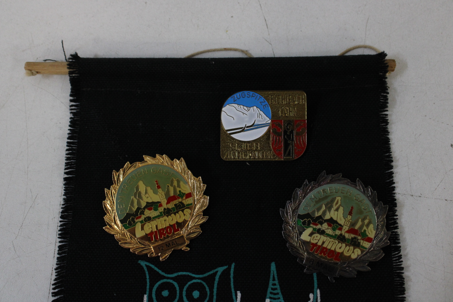 Wandkleed met Tirolse souvenirs' – foto 3 – kavel bij GSD Auctions, Zoeterwoude