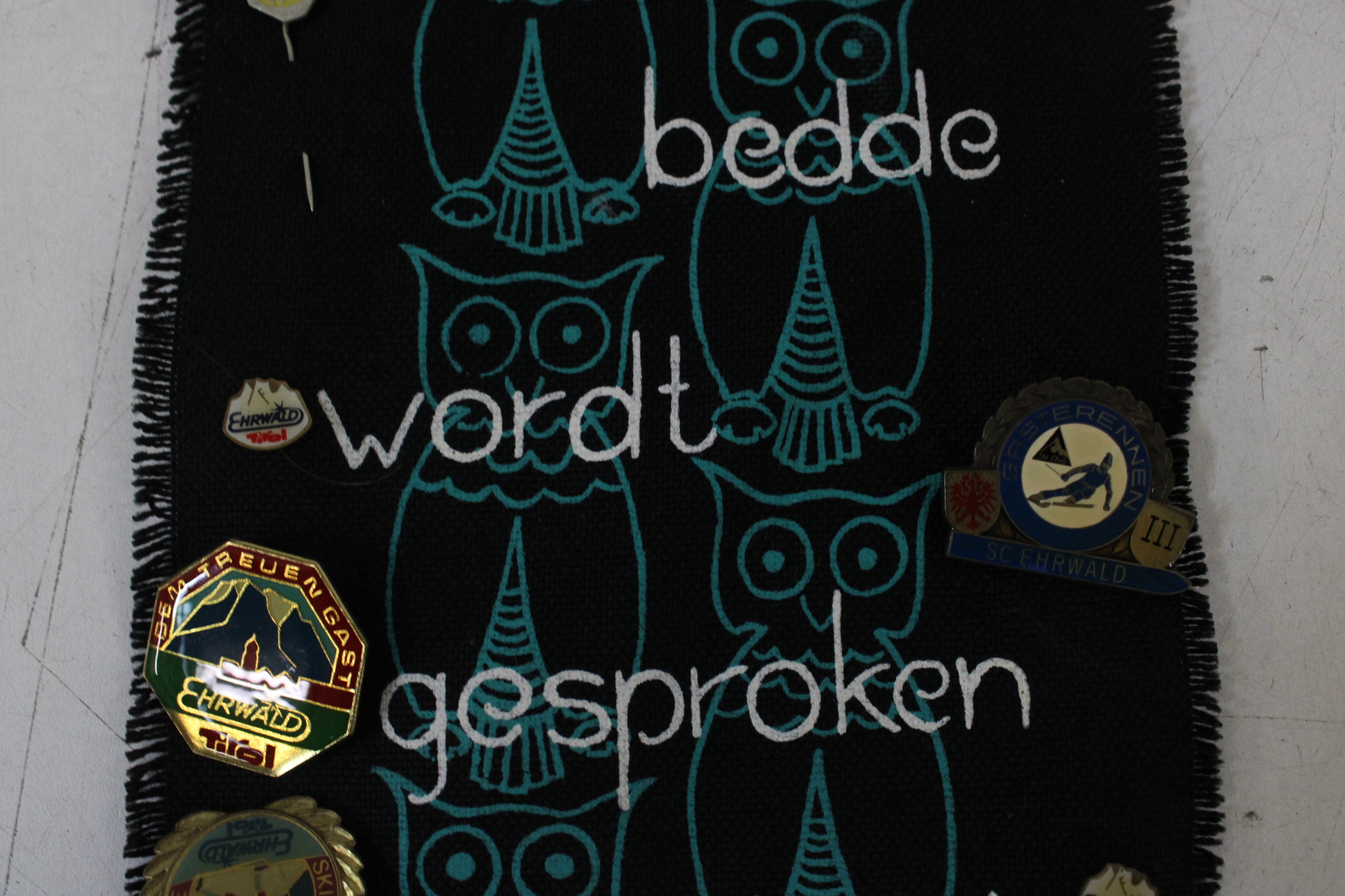 Wandkleed met Tirolse souvenirs' – foto 5 – kavel bij GSD Auctions, Zoeterwoude
