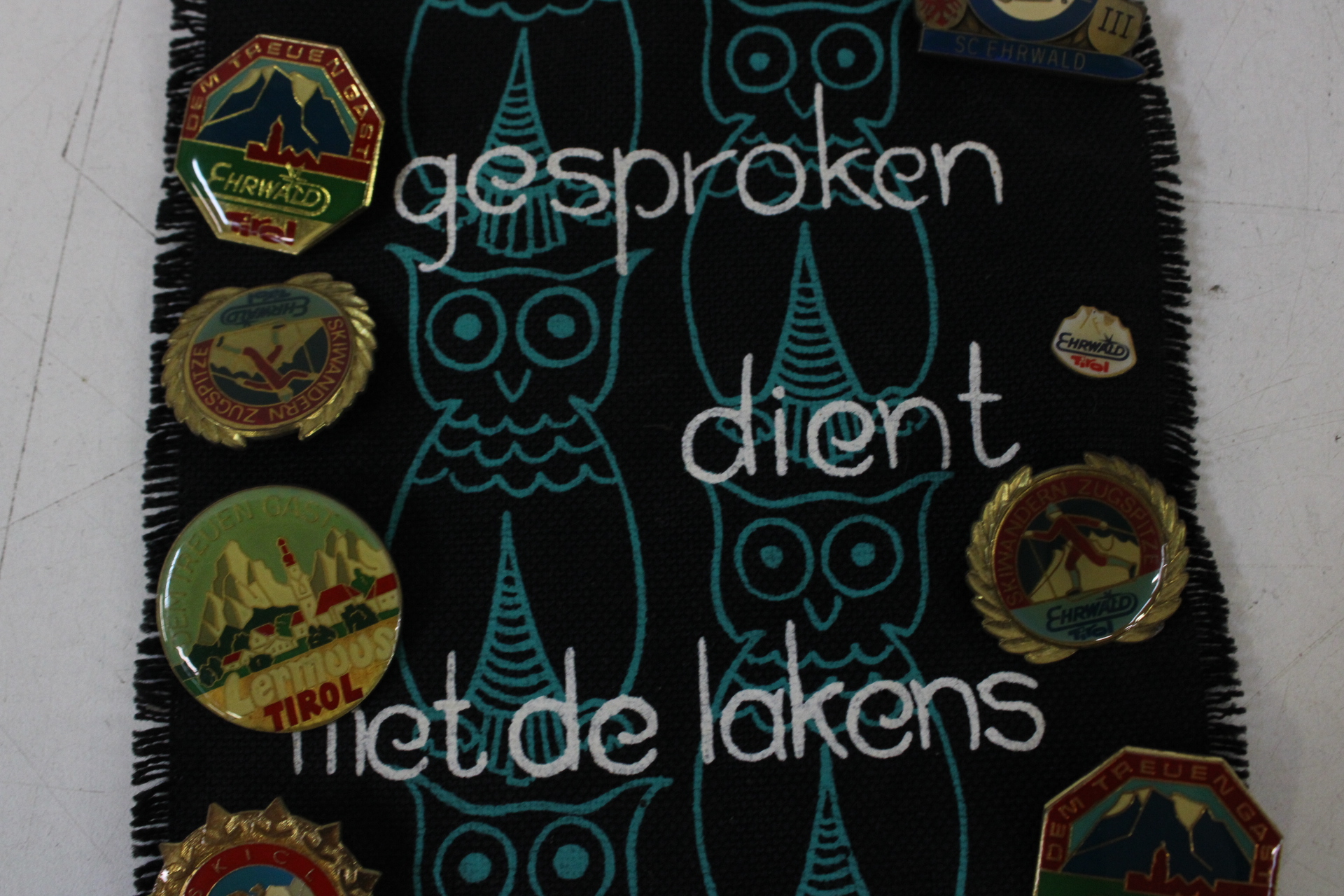 Wandkleed met Tirolse souvenirs' – foto 6 – kavel bij GSD Auctions, Zoeterwoude