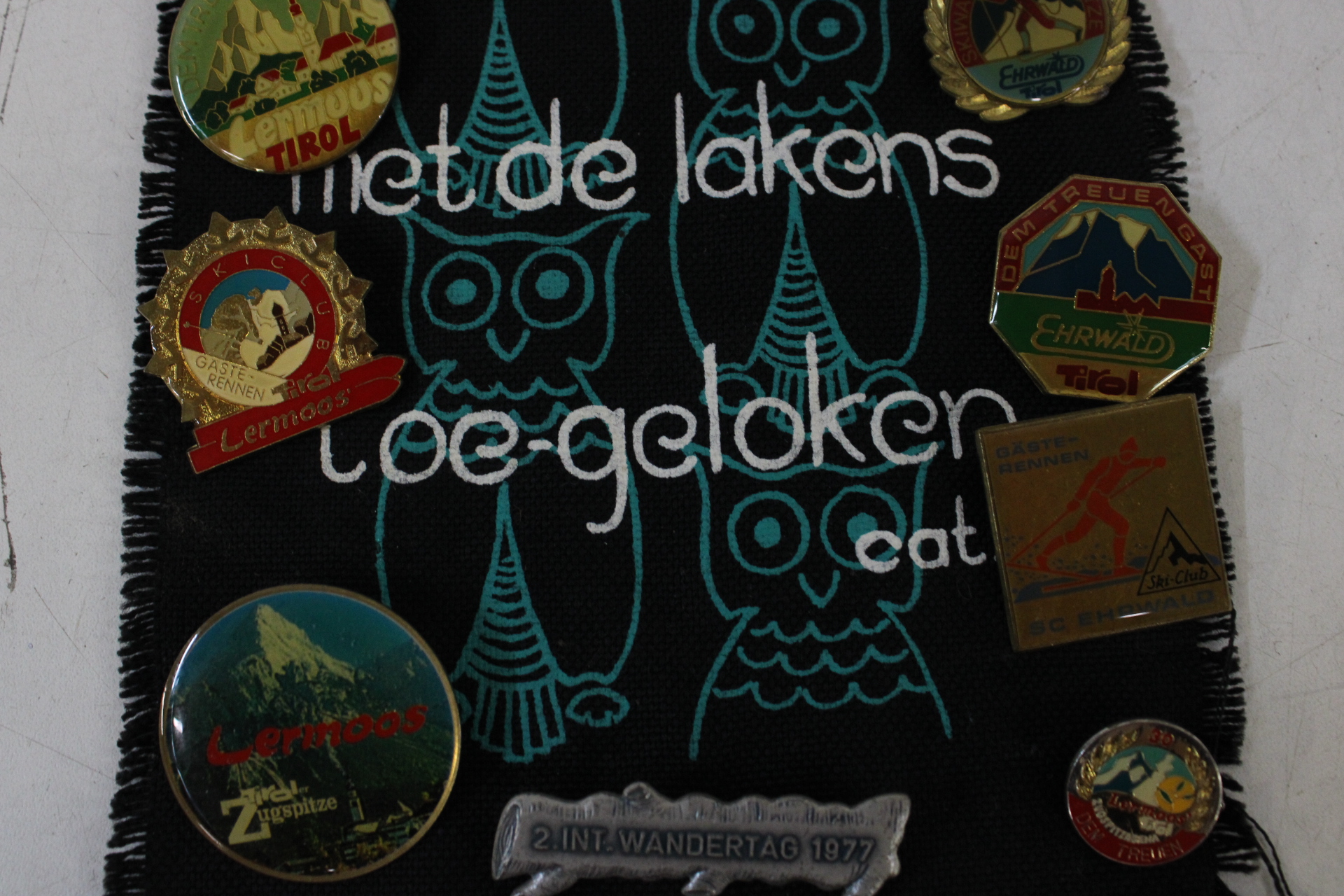 Wandkleed met Tirolse souvenirs' – foto 7 – kavel bij GSD Auctions, Zoeterwoude