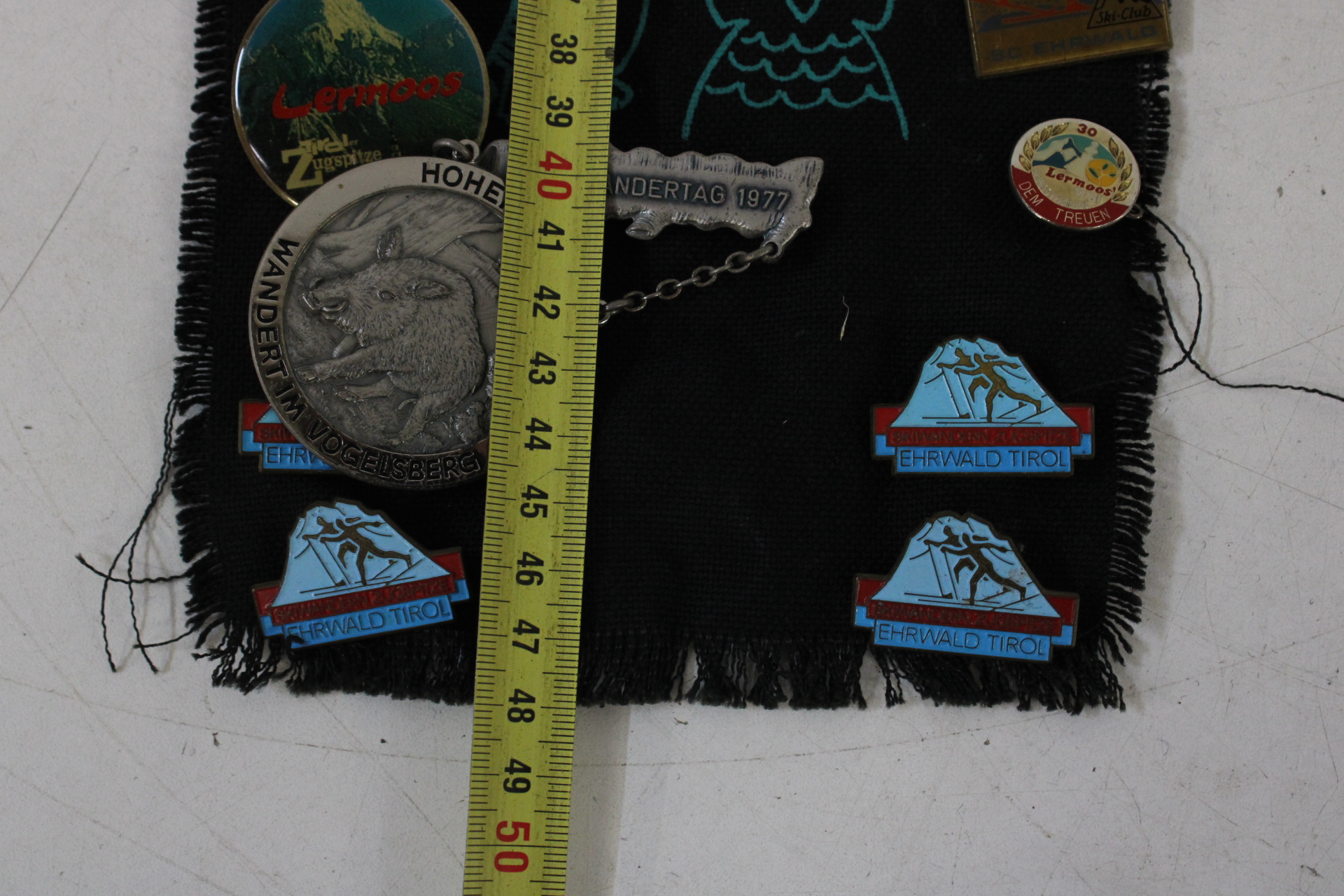 Wandkleed met Tirolse souvenirs' – foto 10 – kavel bij GSD Auctions, Zoeterwoude