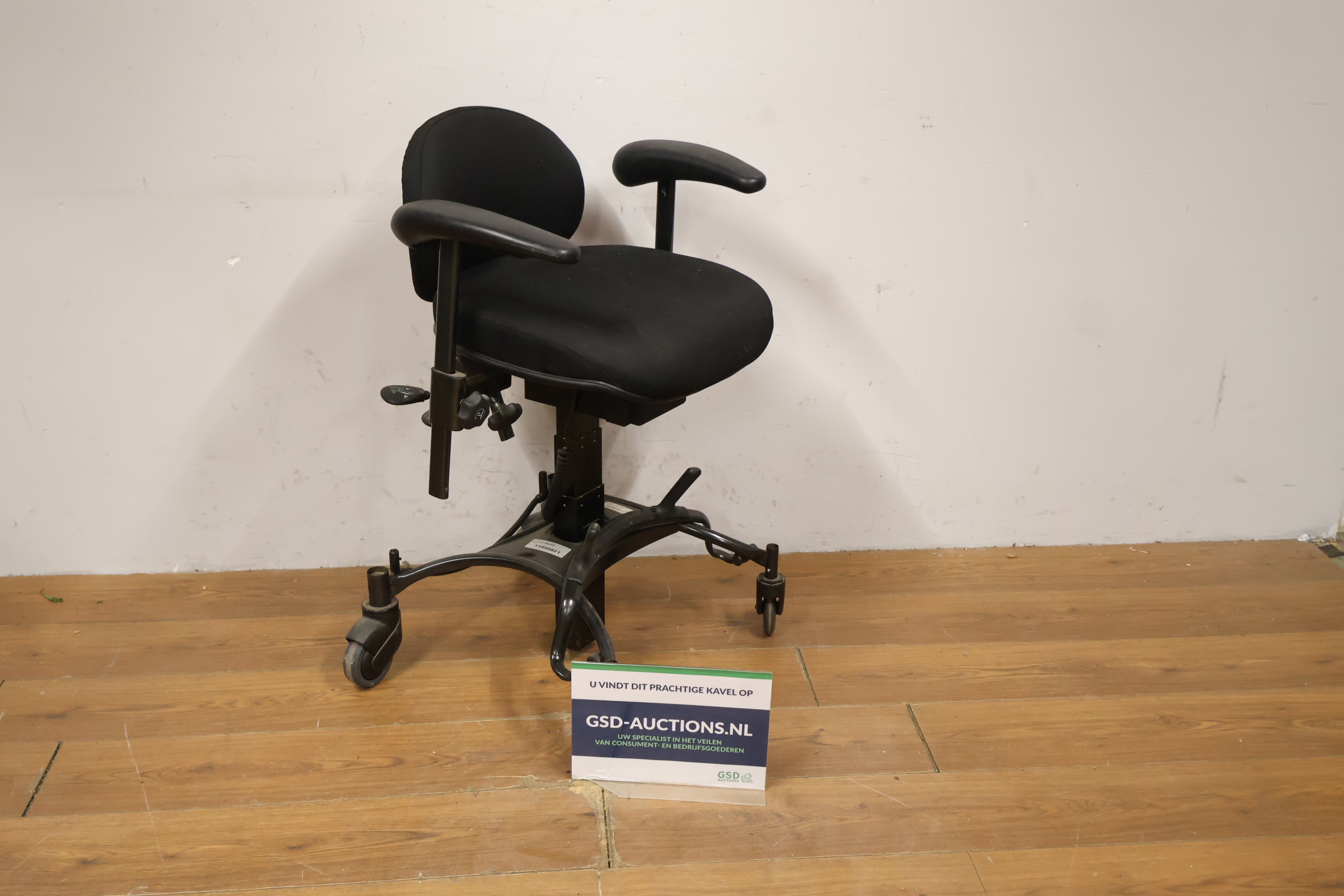 Bureaustoel met armleuningen en zwenkwielen – foto 2 – kavel bij GSD Auctions, Zoeterwoude