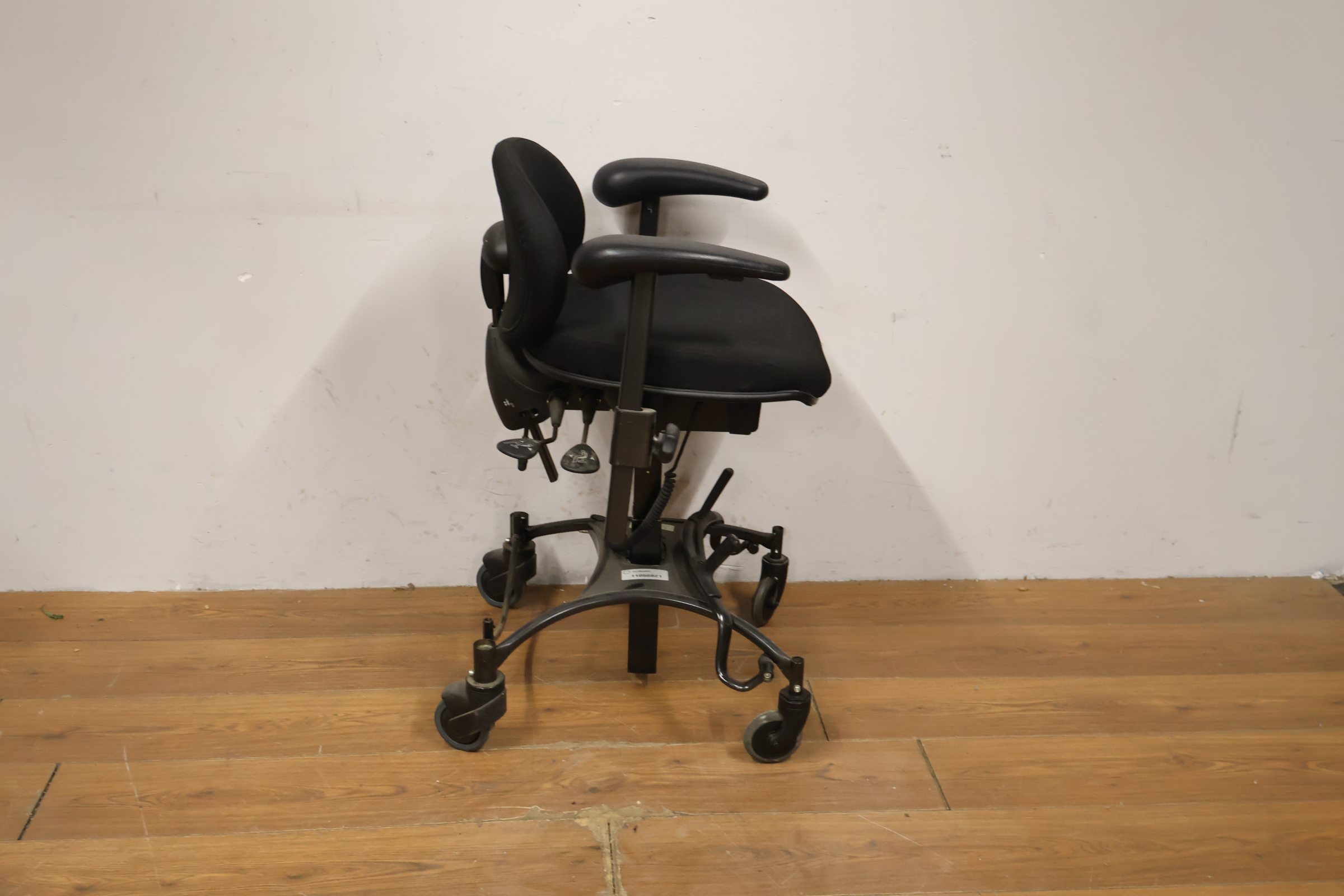 Bureaustoel met armleuningen en zwenkwielen – foto 3 – kavel bij GSD Auctions, Zoeterwoude