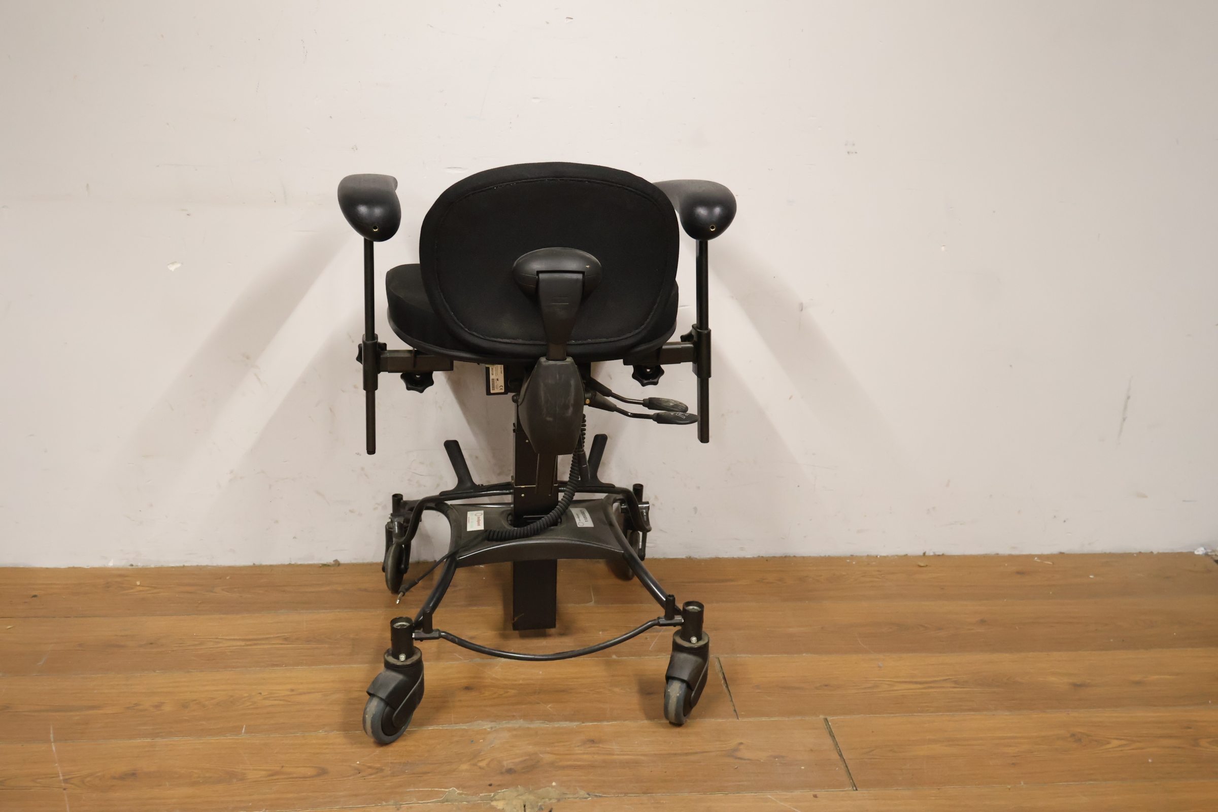 Bureaustoel met armleuningen en zwenkwielen – foto 6 – kavel bij GSD Auctions, Zoeterwoude